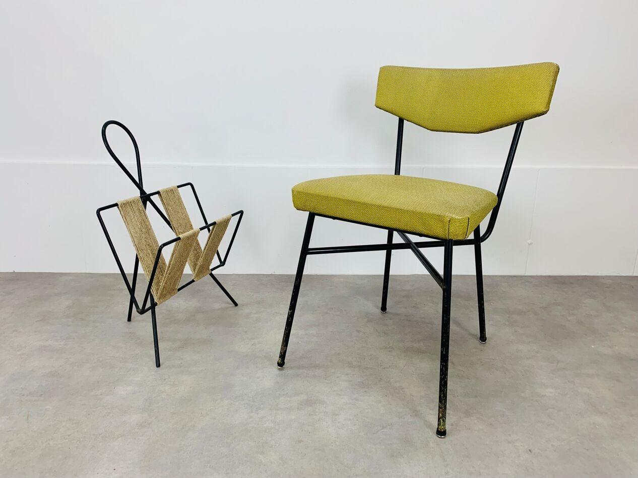 Bellissimo portariviste unico del Mid Century Modern, in metallo nero e corda. 