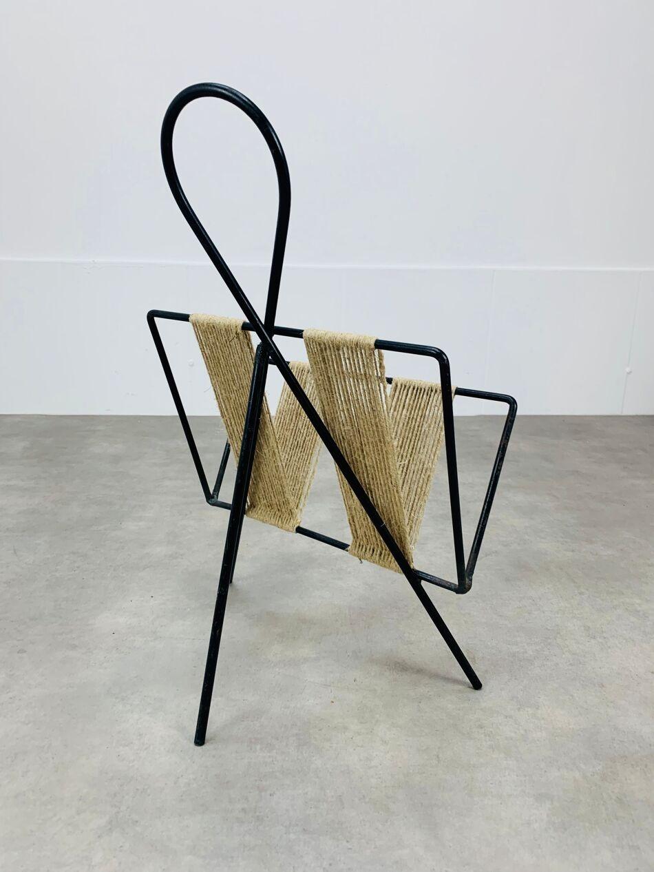 Francese Portariviste in corda e metallo nero del Mid Century, anni '50, treppiede in vendita