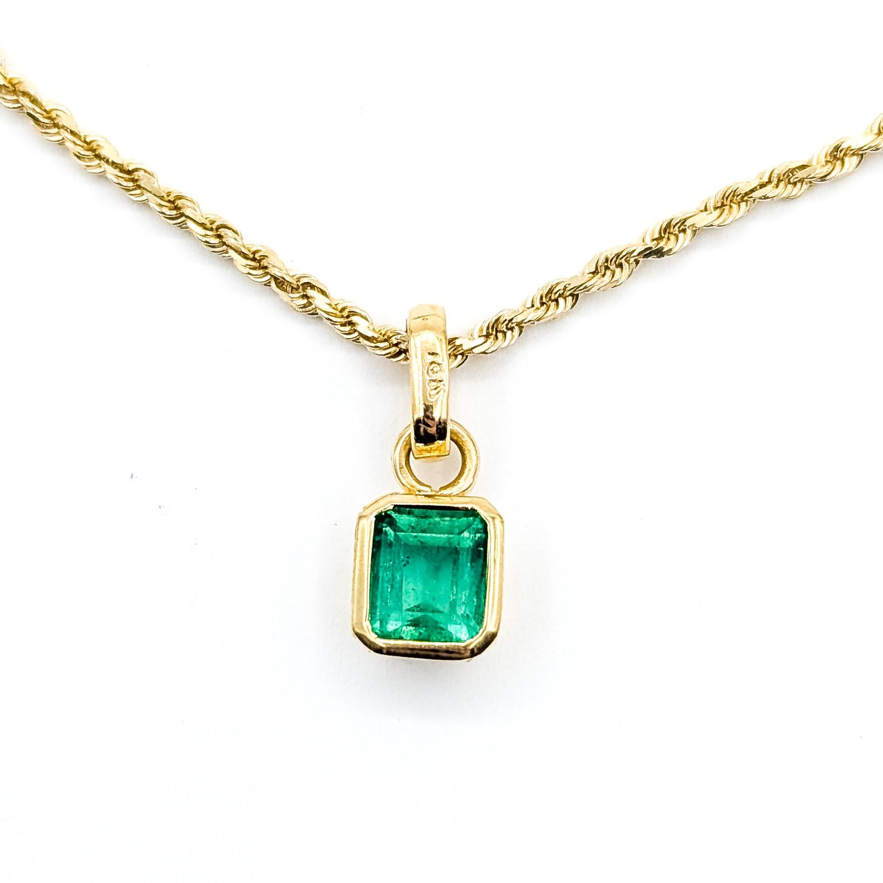 Ciondolo a catena con smeraldo di metà secolo in 14 ct.

Questo ciondolo è realizzato in oro giallo 14k e presenta uno smeraldo colombiano incastonato in un classico design solitario, sospeso a una catena in stile corda. Un vero esempio dell'epoca