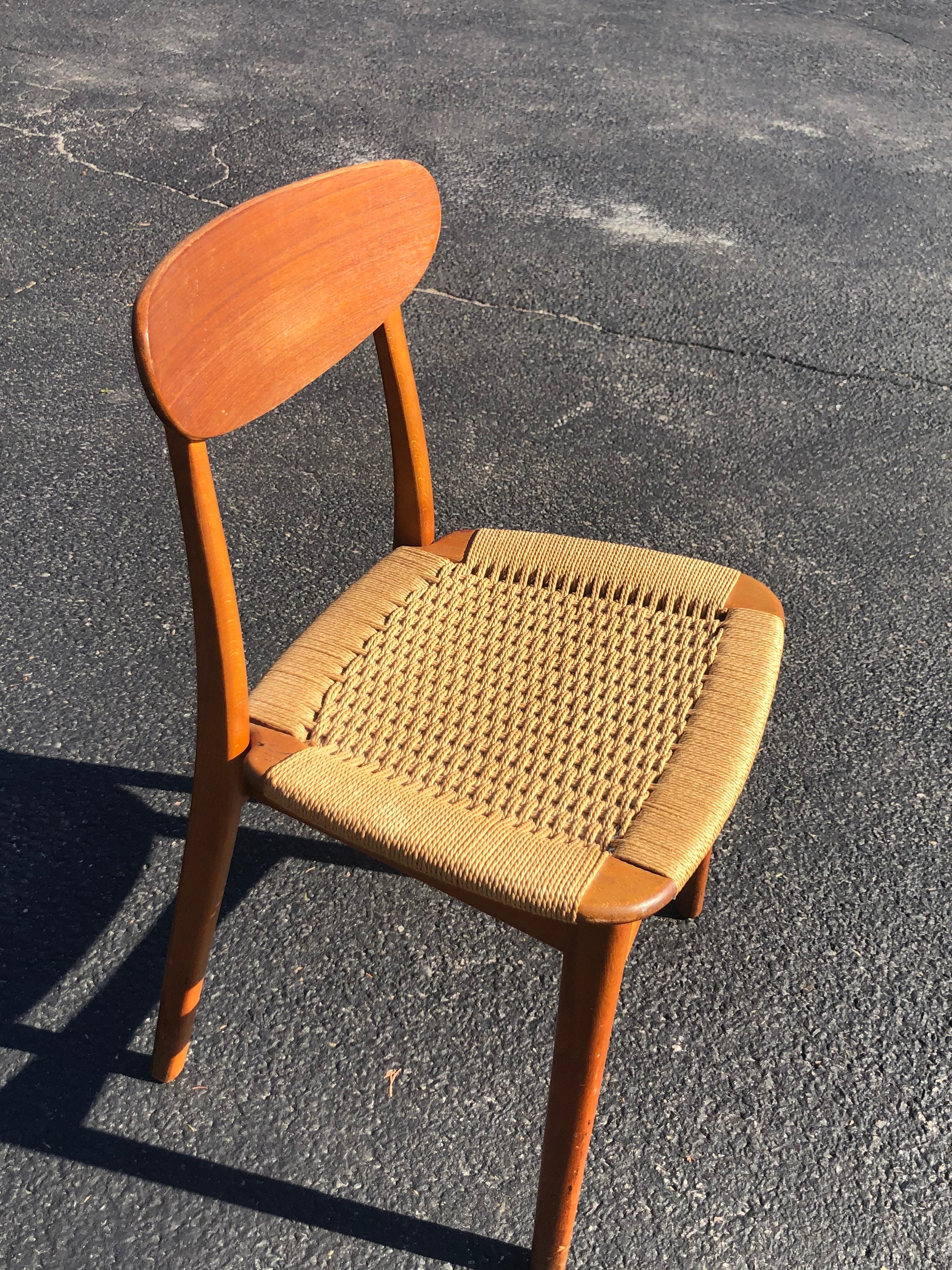 Mid century rope chair with teak wood. In the style of Danish Modern designer Hans Wegner but manufacturedd and imported from Japan in the 1960's.
Seat depth 16in.