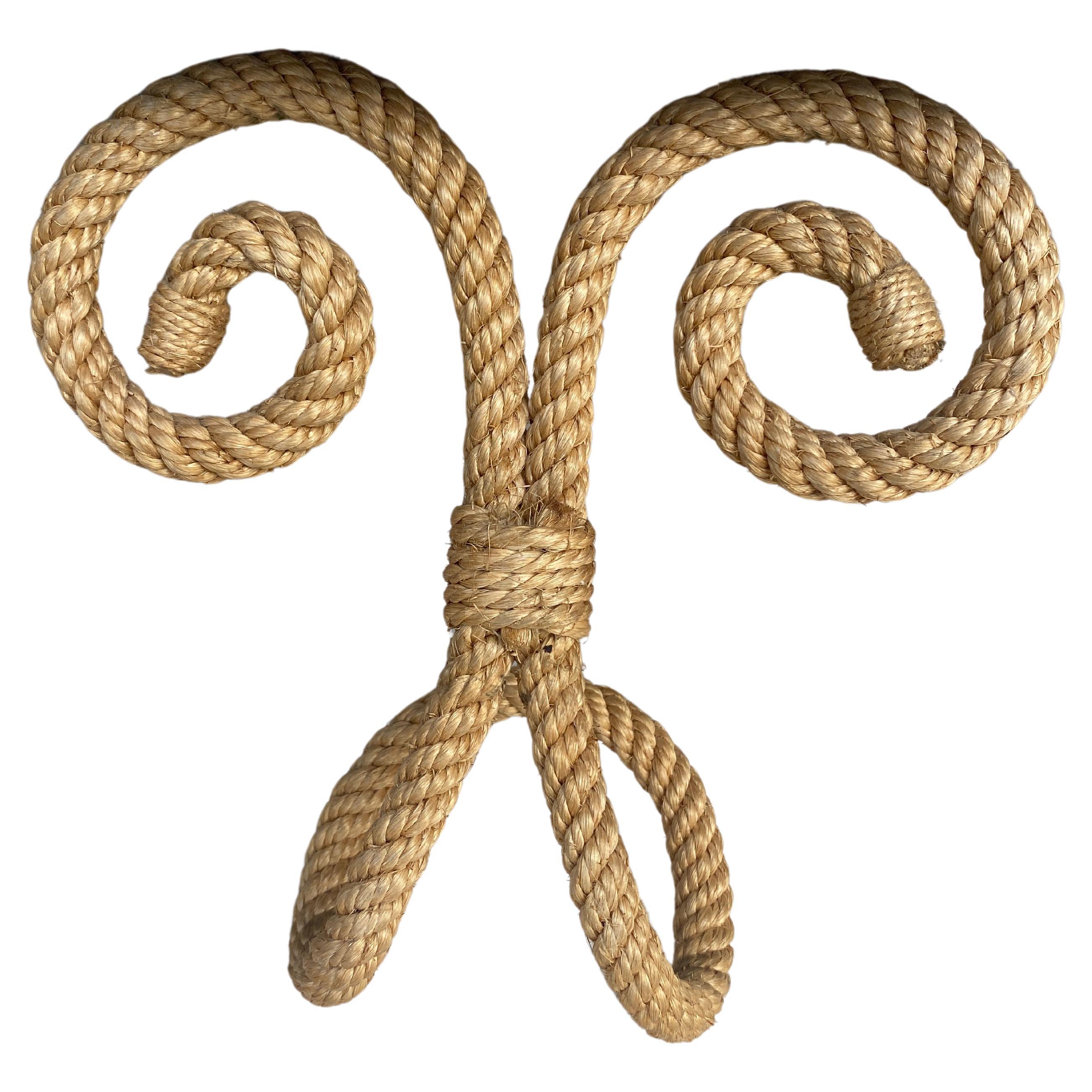 Manteau français à crochets de corde Audoux Minet, vers 1960.
Mesures : Hauteur 8 pouces, longueur 8 pouces.