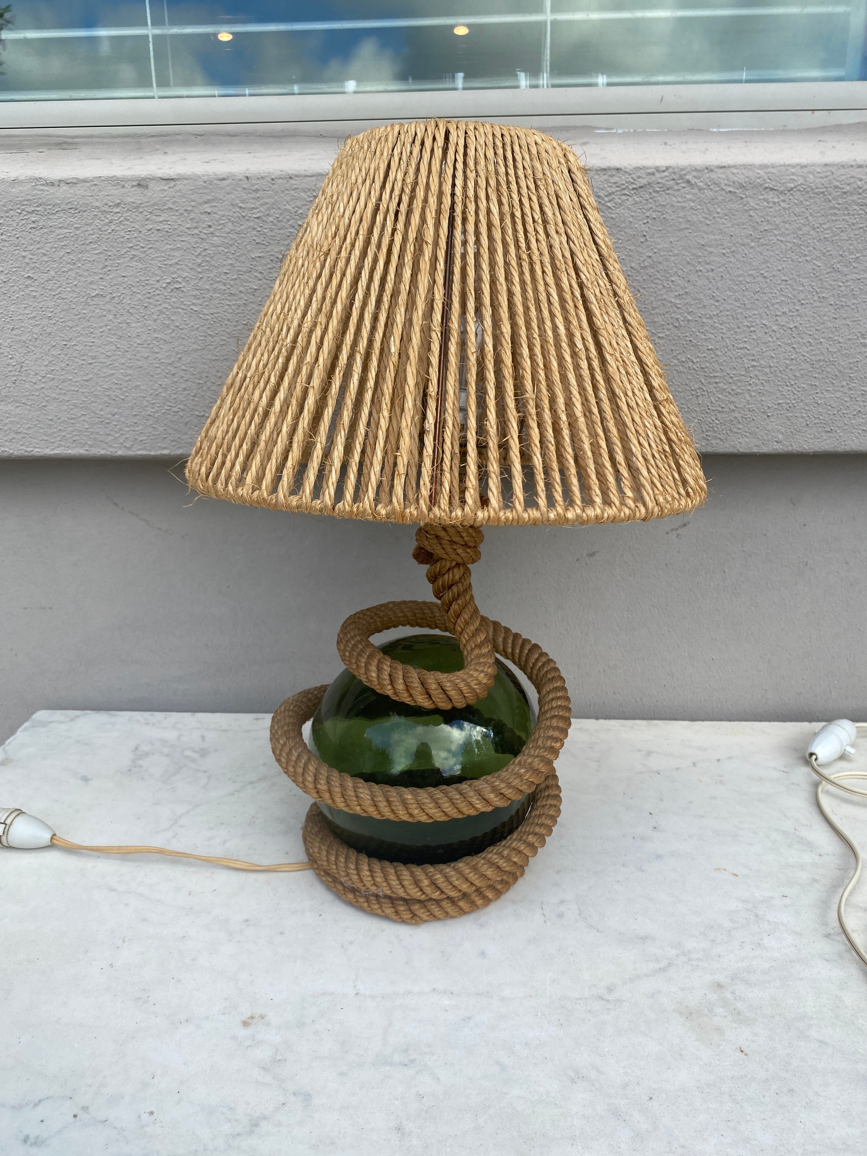 Lampe à corde du milieu du siècle Adrien Audoux & Frida Minet.
17 pouces Hauteur avec l'abat-jour.

 
