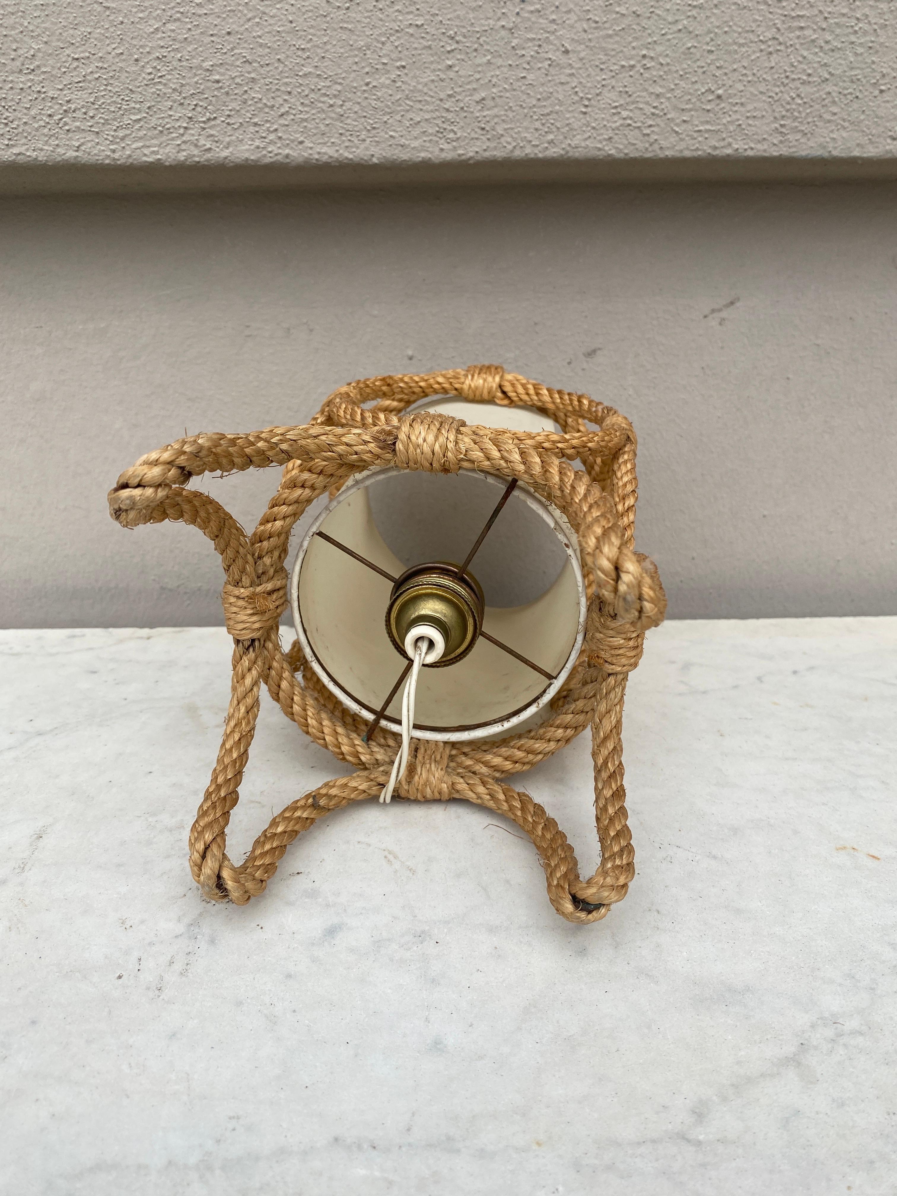 Lanterna a corda della metà del secolo scorso di Audoux Minet, 1960 circa.
Altezza / 8,8 pollici, diametro / 5,5 pollici.
