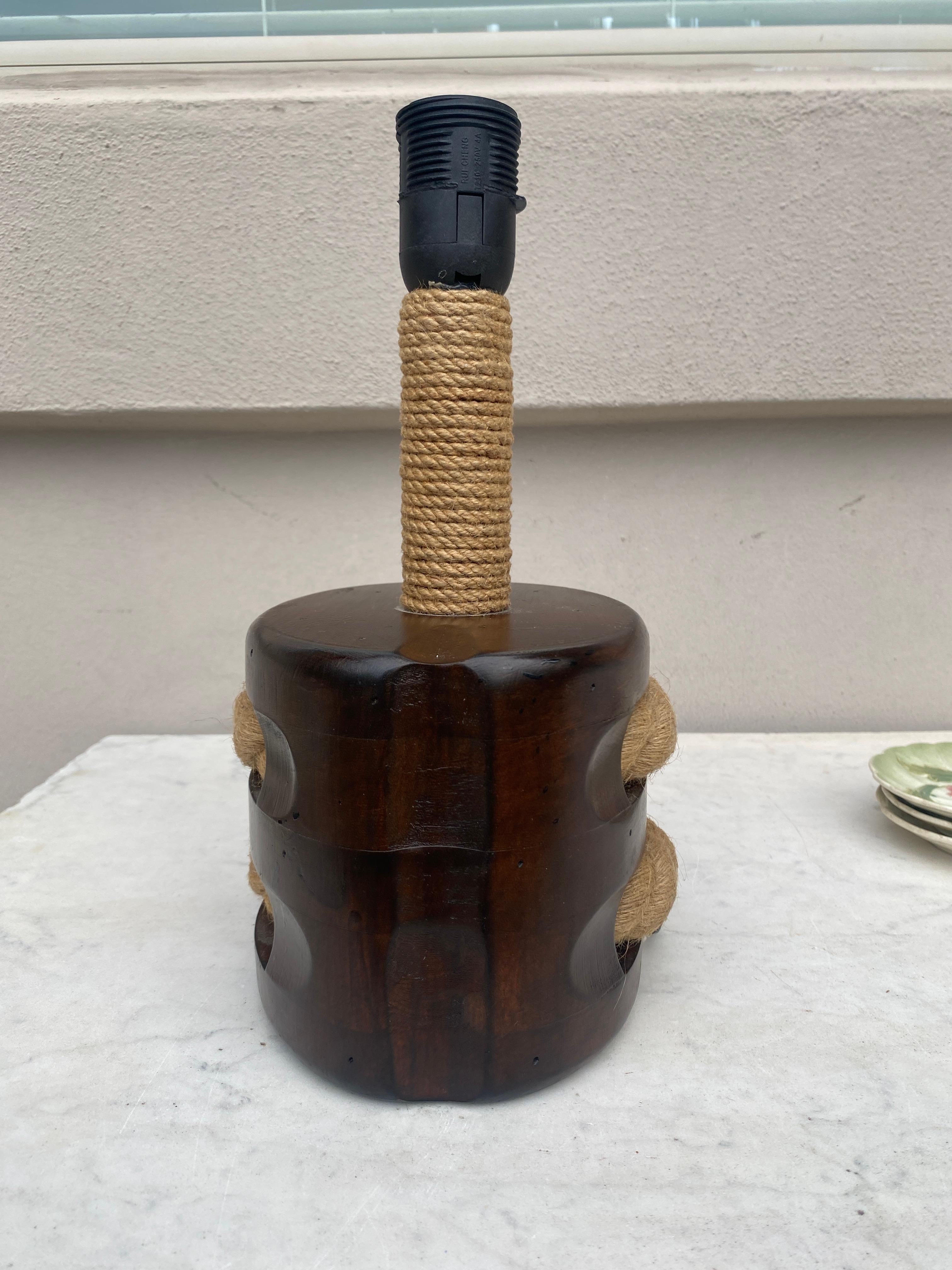 Mid-Century moderno Lampada in corda e legno di metà secolo Adrien Audoux and Frida Minet, circa 1960 in vendita