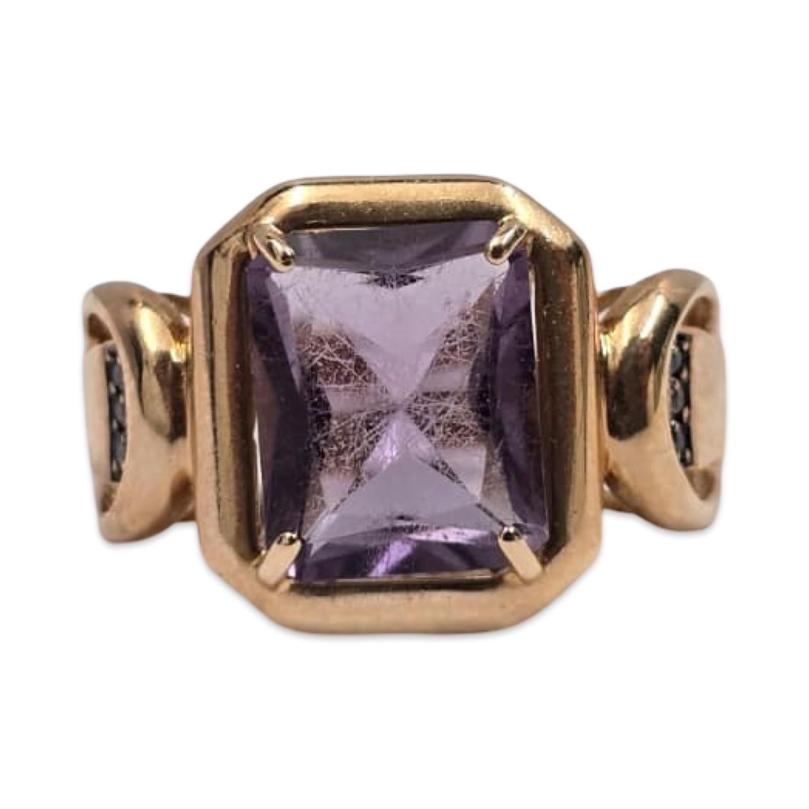 Un sofisticato anello di ametista sovietico della metà del secolo, realizzato in oro rosa massiccio 14 carati (marcato 583), che mette in mostra un'ametista taglio smeraldo di 3 carati in un'audace montatura architettonica. Le spalle scultoree