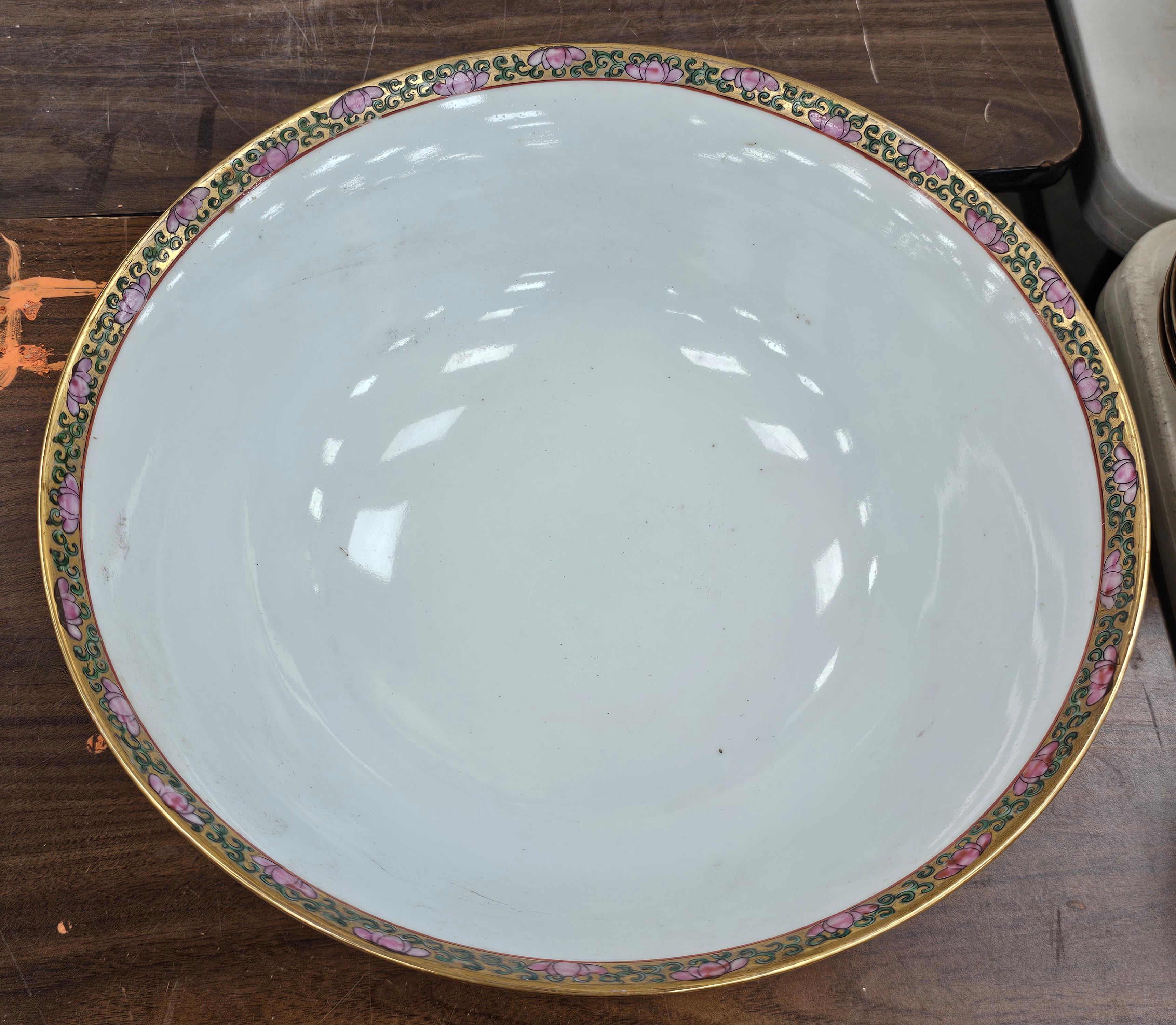 Mitte des Jahrhunderts  Schale mit Rosenmedaillon-Dekor (Chinesisch) im Angebot