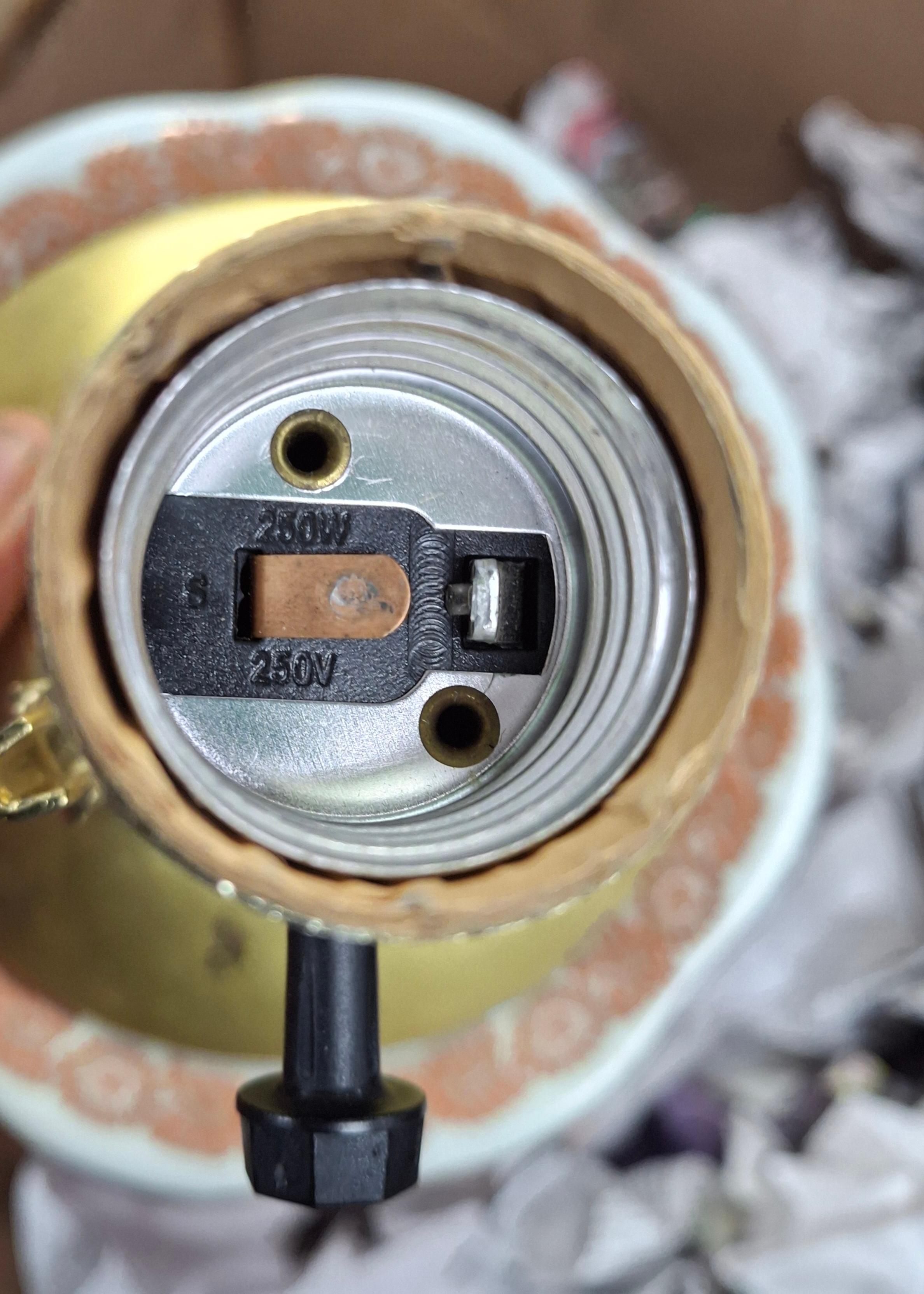 Mediados de siglo  Jarrón con Medallón de Rosas Montado como Lámpara en venta 1