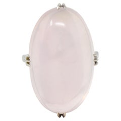 Anillo de cóctel vintage de oro blanco de 14 quilates con cabujón de cuarzo rosa de mediados de siglo