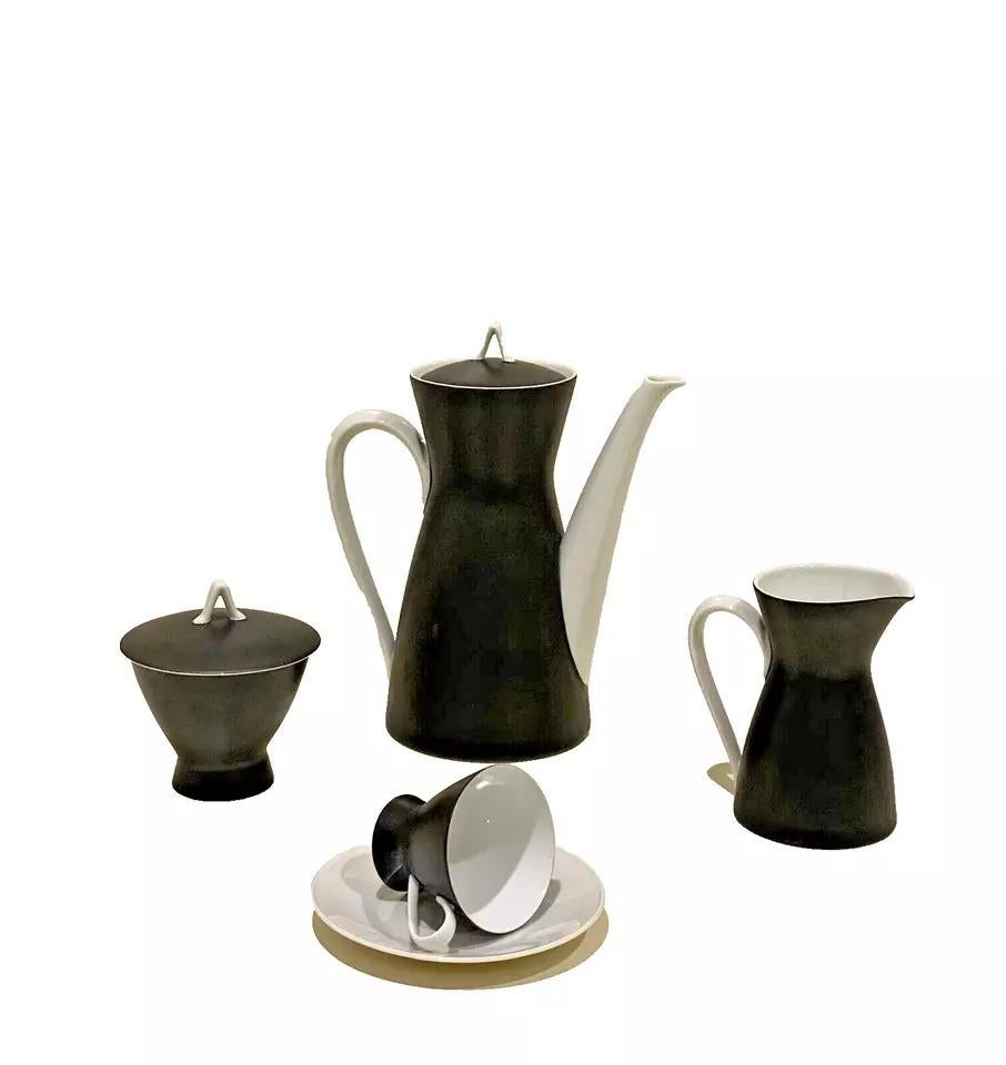 Mid Century Rosenthal Raymond Loewy Ebenholz schwarz Form 2000 Kaffee-Set für zwölf Circa 1950's. 

Ein äußerst elegantes Kaffeeservice aus Porzellan der Form 2000, 1954 von Raymond Loewy und Richard Latham entworfen und in Deutschland von Rosenthal
