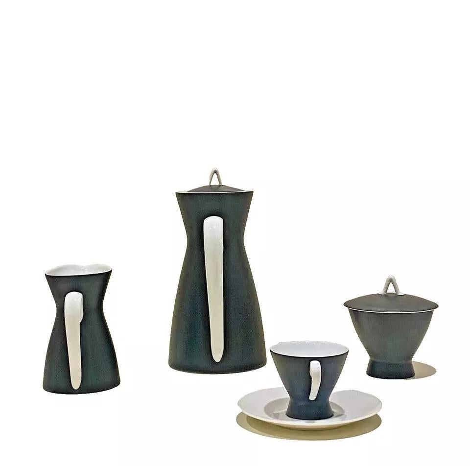 Mitte des Jahrhunderts Rosenthal Raymond Loewy Ebenholz Schwarz Form 2000 Couchtisch für 12 Personen 1950 (Keramik) im Angebot
