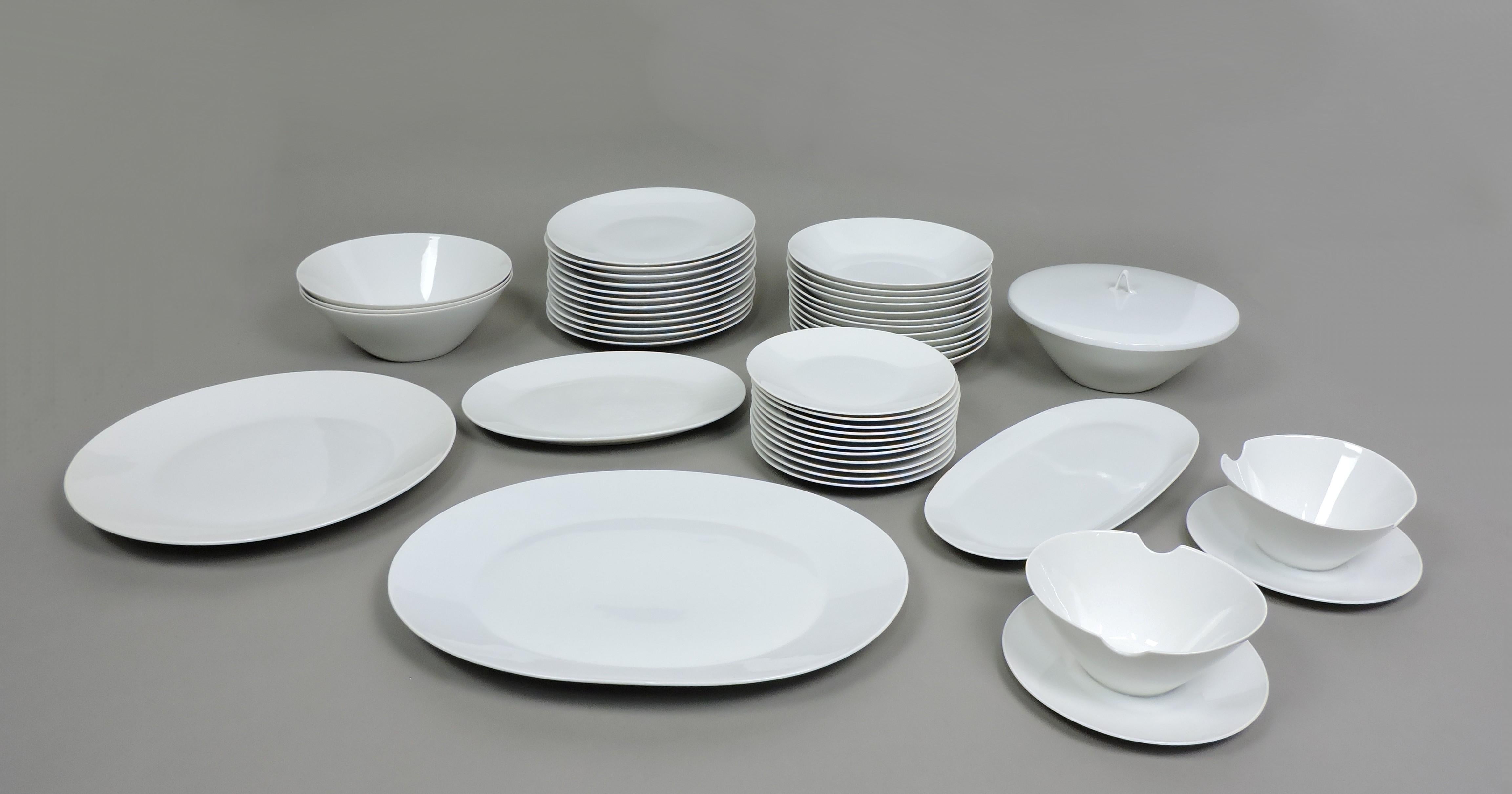 Le stoviglie in porcellana Form A 2000, estremamente eleganti, hanno un look senza tempo che non passerà mai di moda. Questo grande set da 45 pezzi in Classic Modern White è stato progettato nel 1954 da Raymond Loewy e Richard Latham e prodotto in