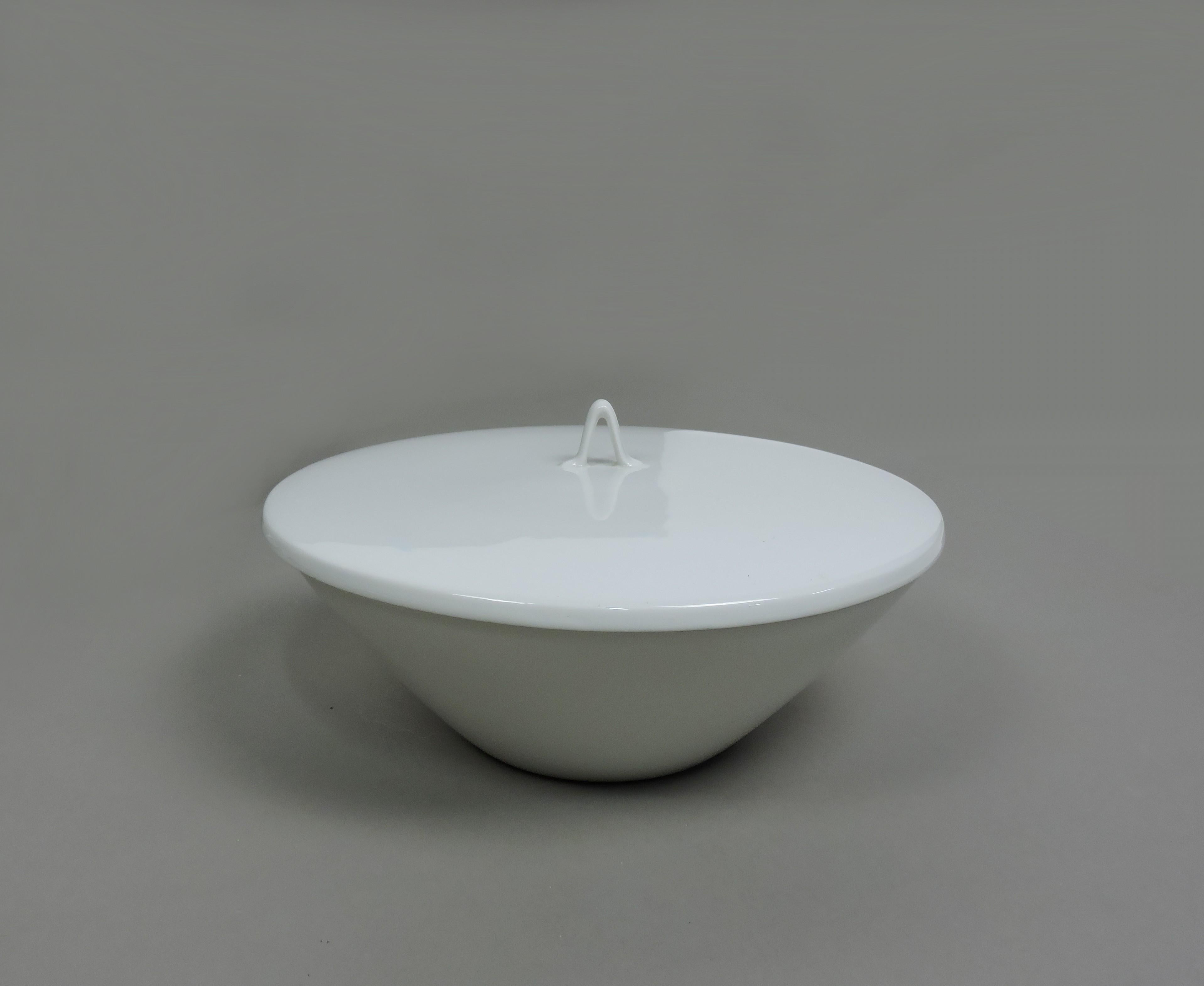 Metà XX secolo Set da pranzo bianco classico moderno di metà secolo Rosenthal Raymond Loewy Form 2000 in vendita