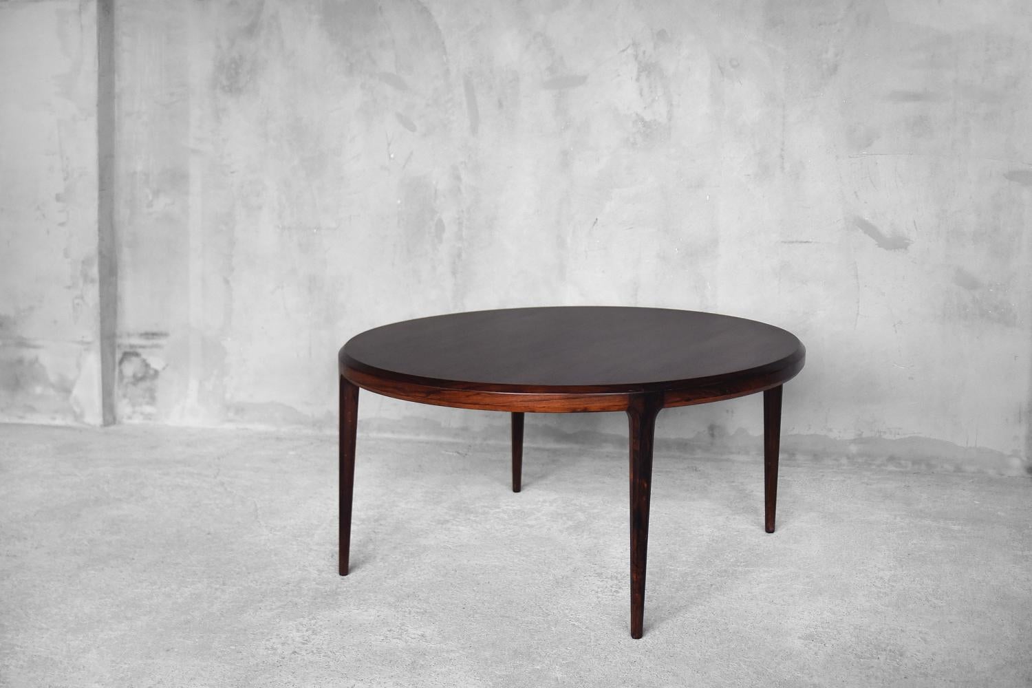 Cette magnifique table basse en bois de rose a été conçue par Johannes Andersen pour C.F.C. Silkebørg et fabriquée au Danemark dans les années 1960. C'est un modèle numéro 283. Cette série de tables était l'une des plus populaires d'Andersen. Les