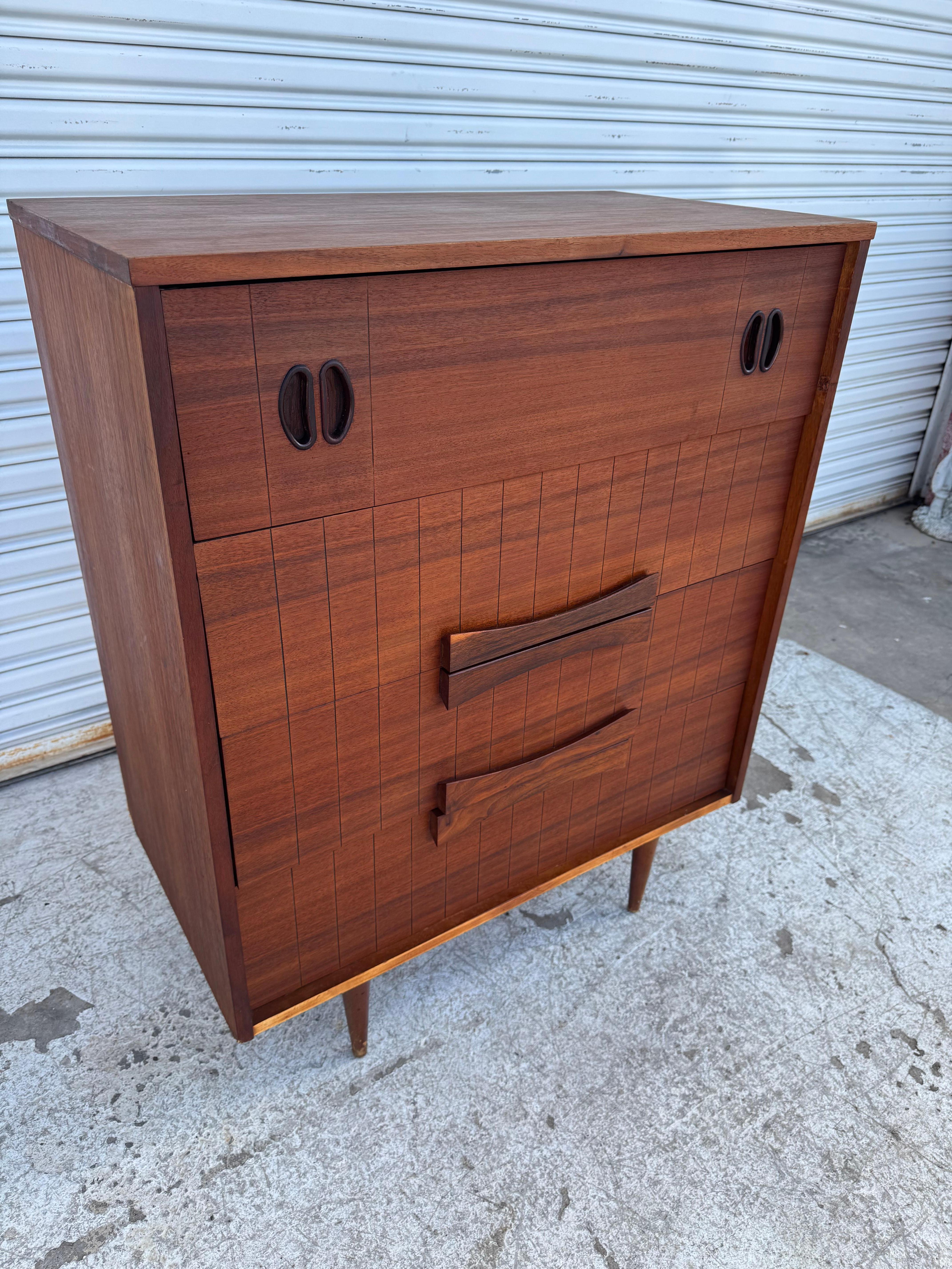 Cómoda de 4 cajones de palisandro de mediados de siglo Moderno de mediados de siglo en venta