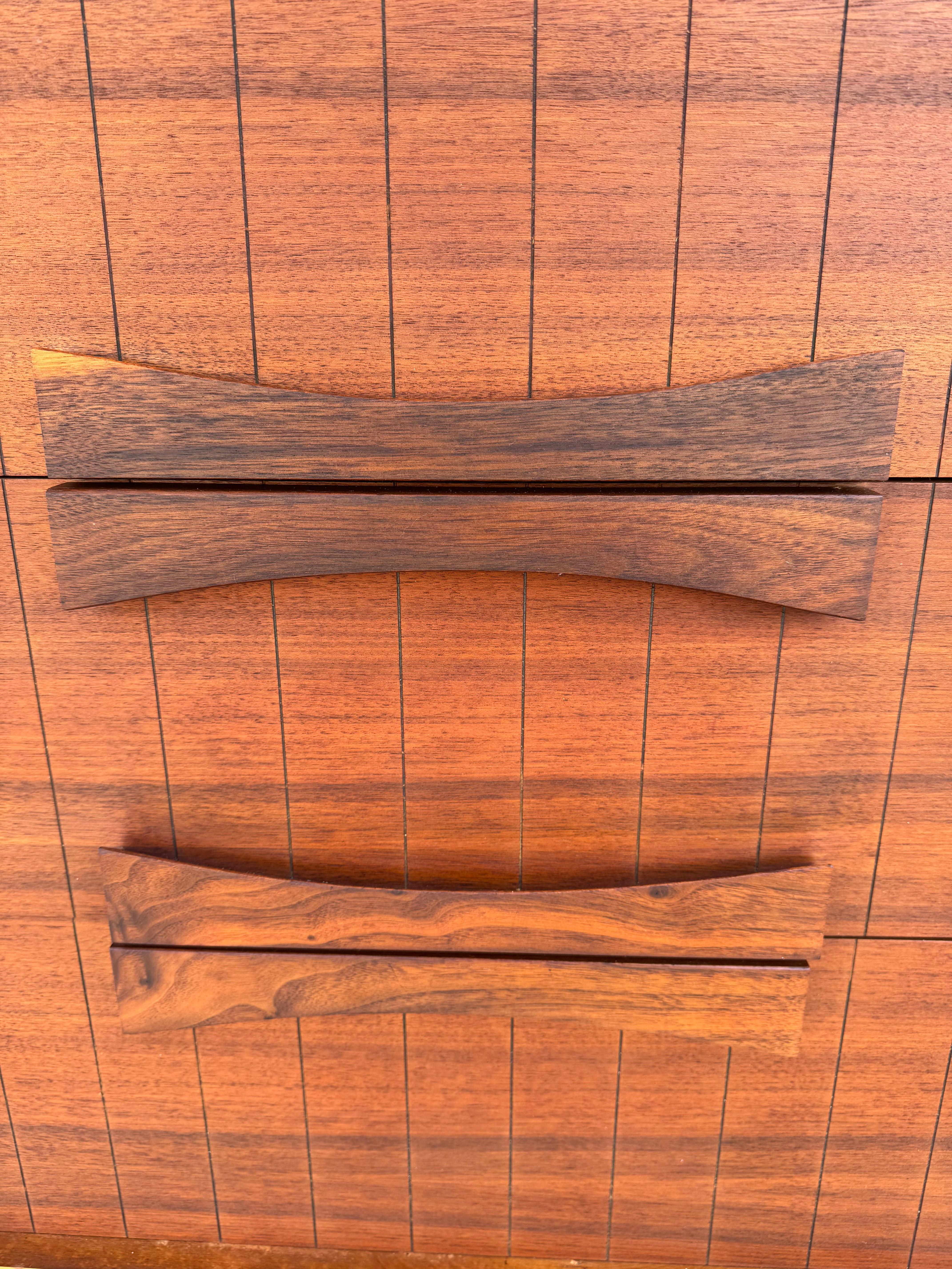 Cómoda de 4 cajones de palisandro de mediados de siglo en Bueno estado para la venta en Pasadena, TX