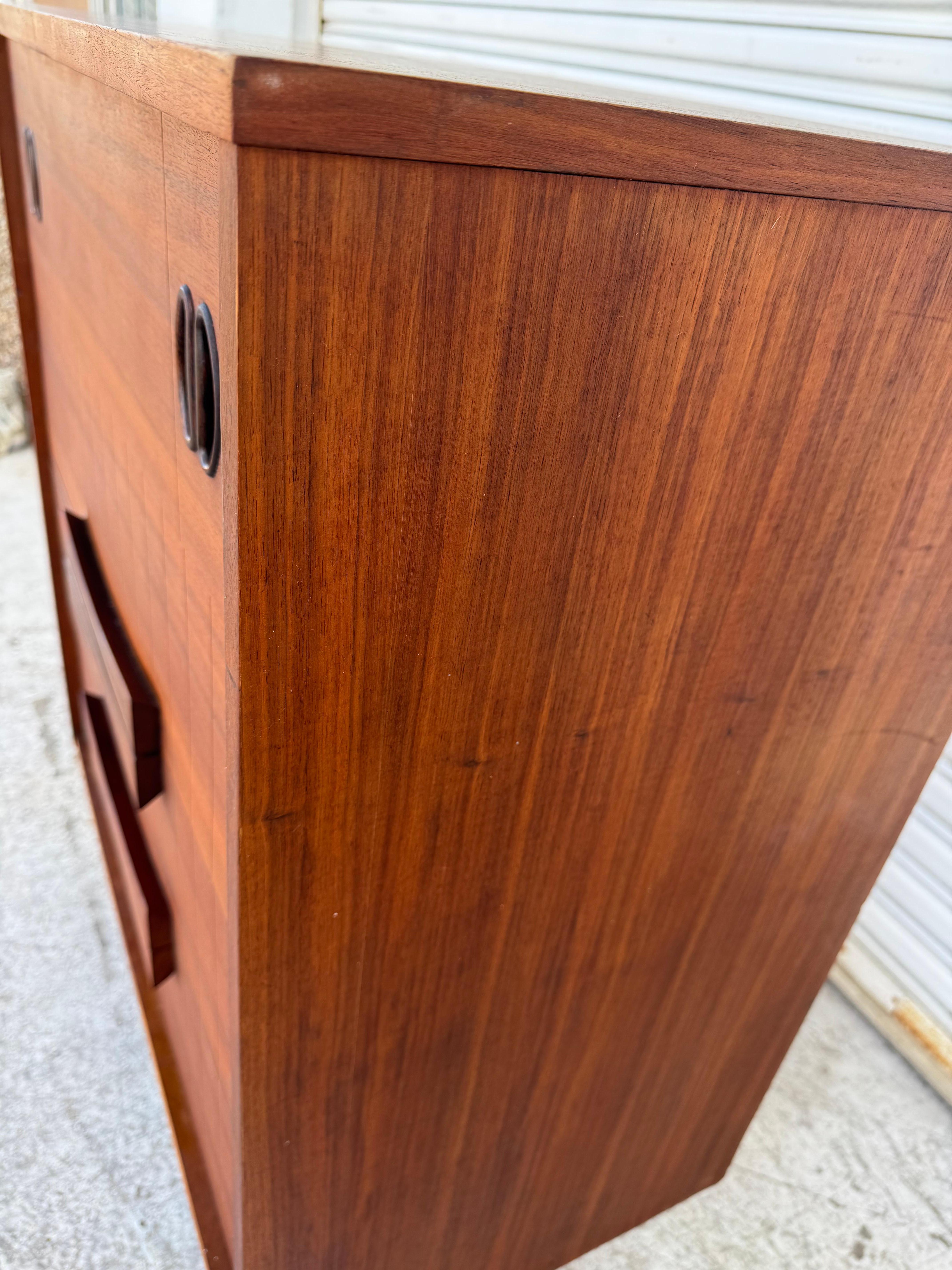 Cómoda de 4 cajones de palisandro de mediados de siglo Palo de rosa en venta