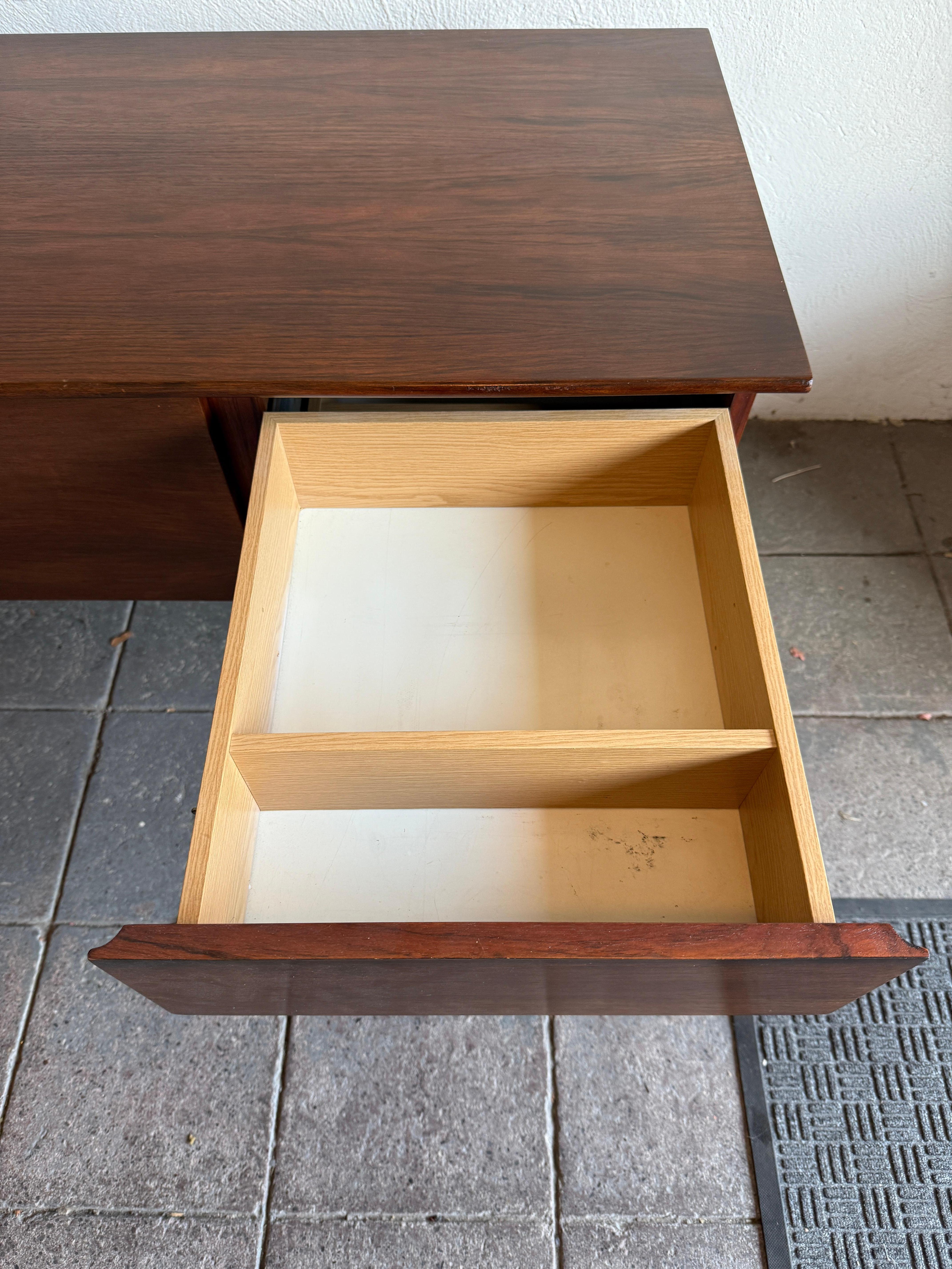 Credenza galleggiante di metà secolo in palissandro e cromo a 2 ante e 3 cassetti in vendita 2