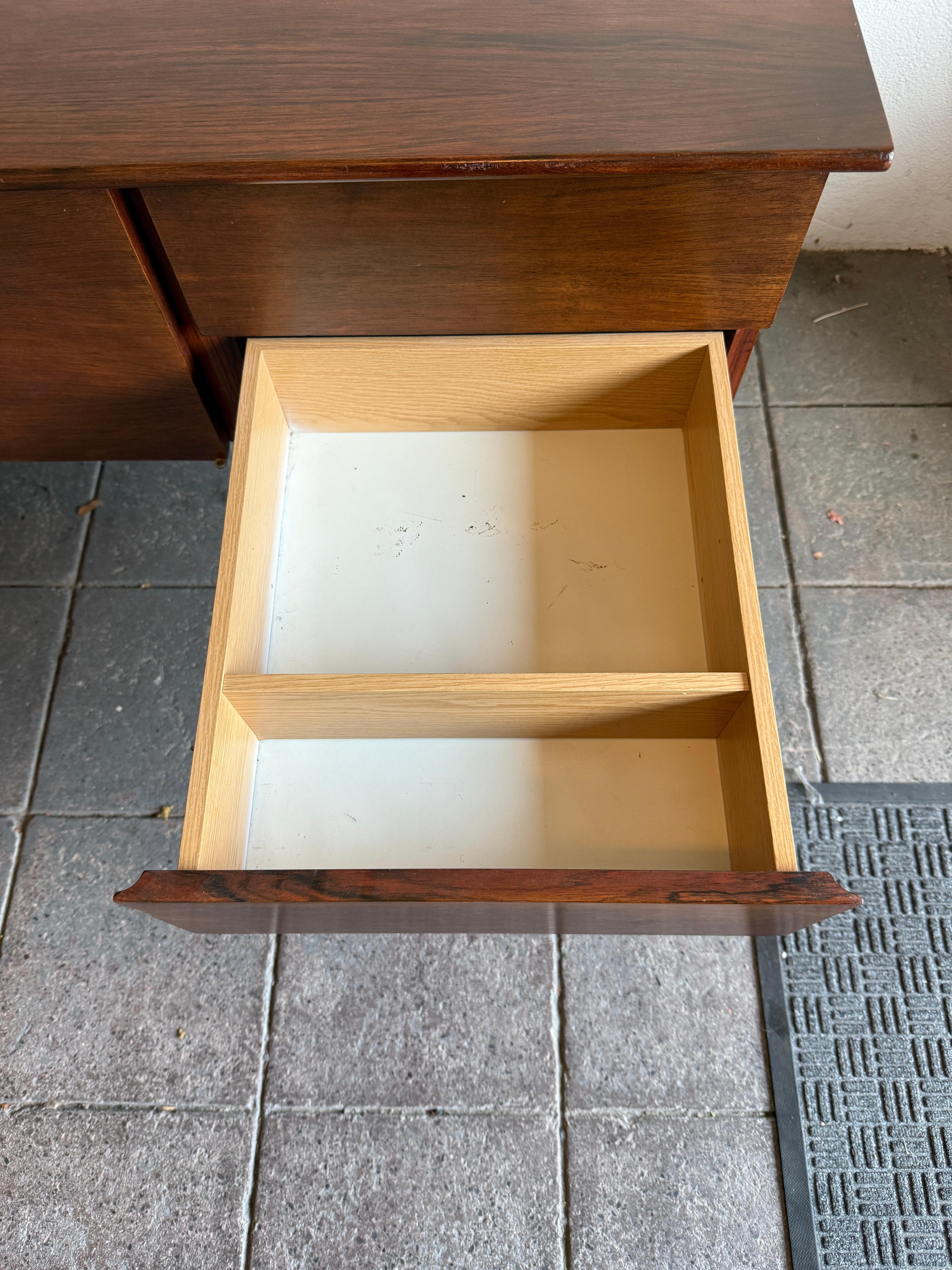 Credenza galleggiante di metà secolo in palissandro e cromo a 2 ante e 3 cassetti in vendita 3