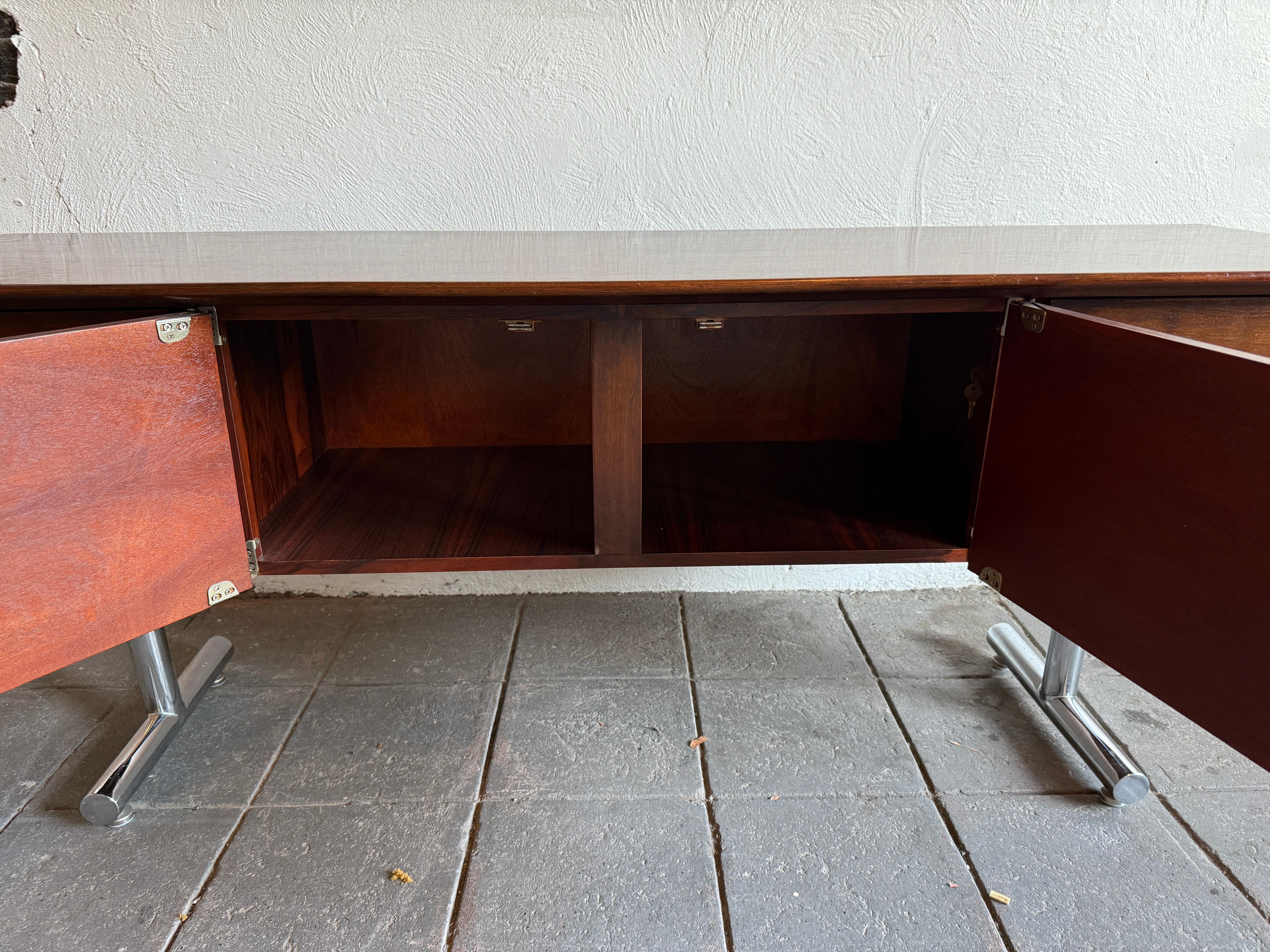 Credenza galleggiante di metà secolo in palissandro e cromo a 2 ante e 3 cassetti in vendita 4