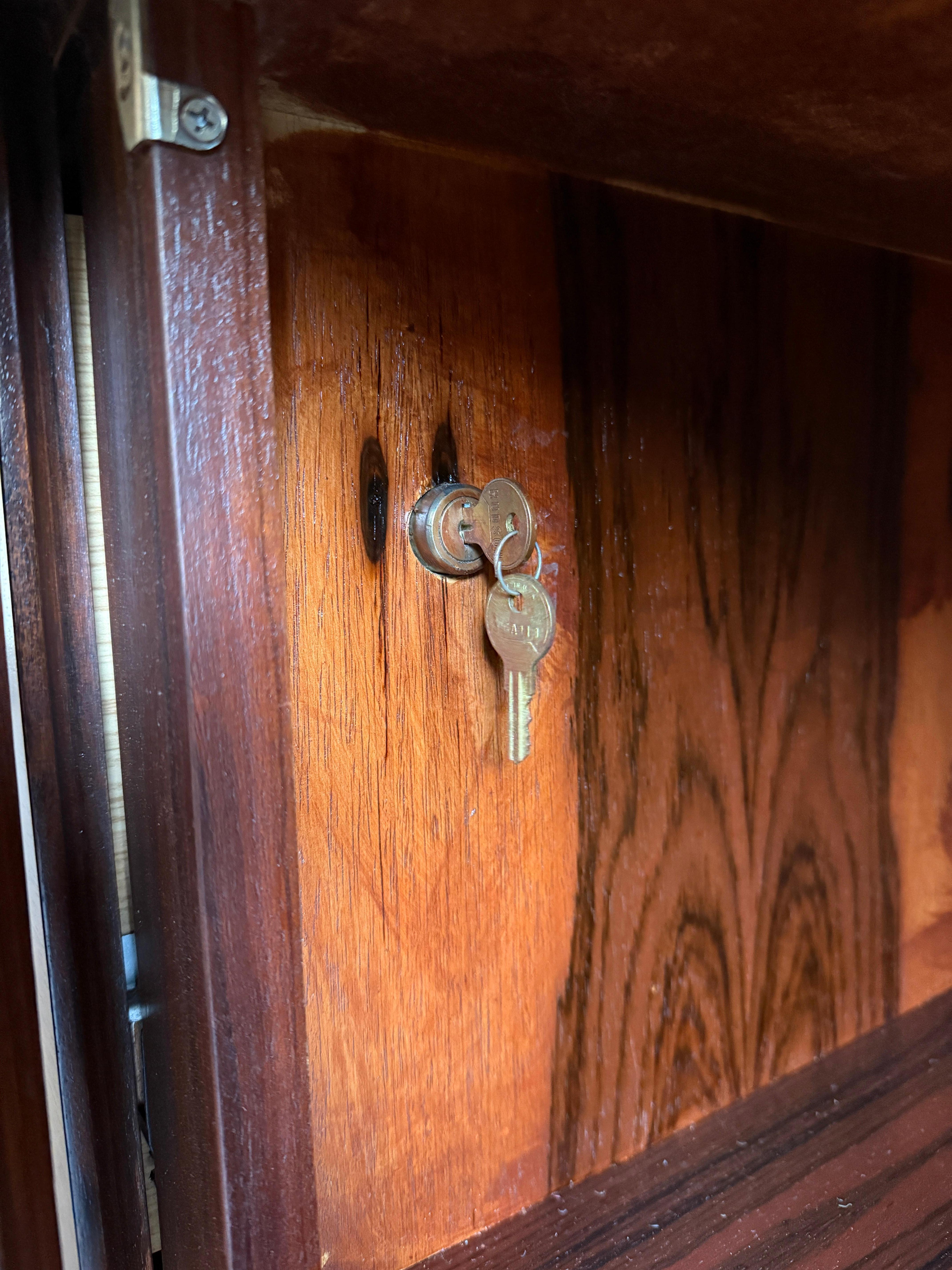 Credenza galleggiante di metà secolo in palissandro e cromo a 2 ante e 3 cassetti in vendita 5