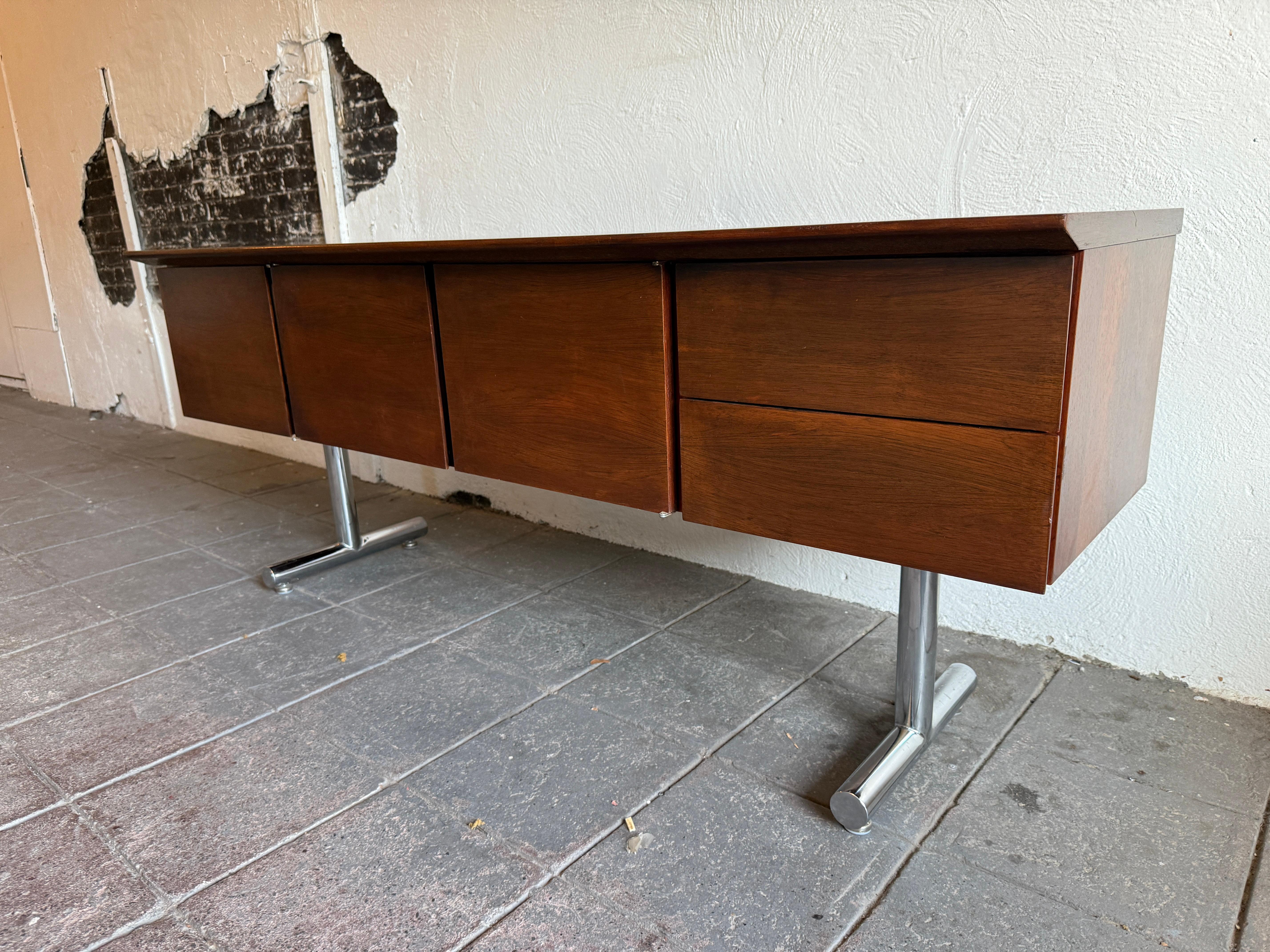 Credenza galleggiante di metà secolo in palissandro e cromo a 2 ante e 3 cassetti in vendita 6