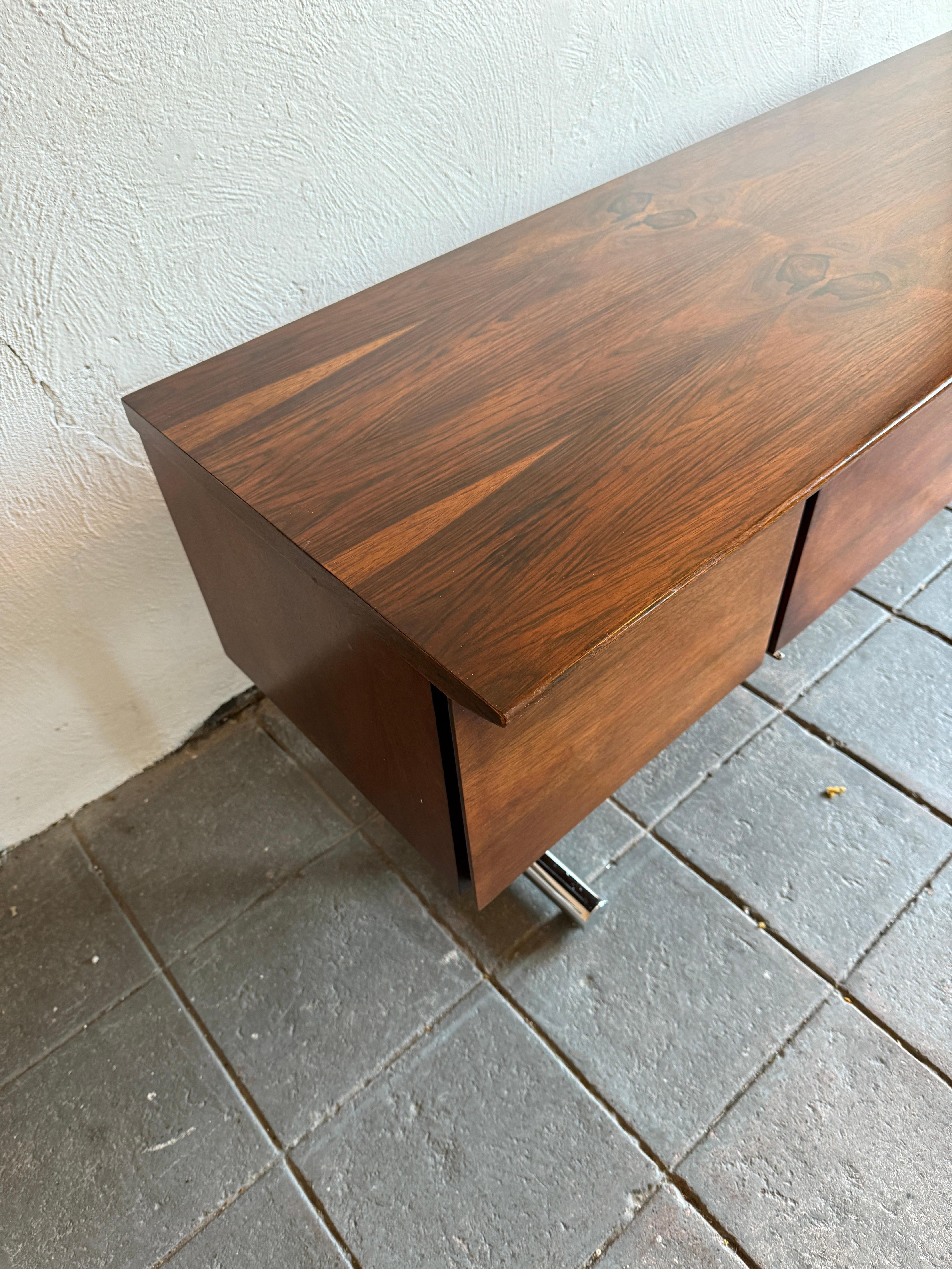 Credenza galleggiante di metà secolo in palissandro e cromo a 2 ante e 3 cassetti in vendita 7