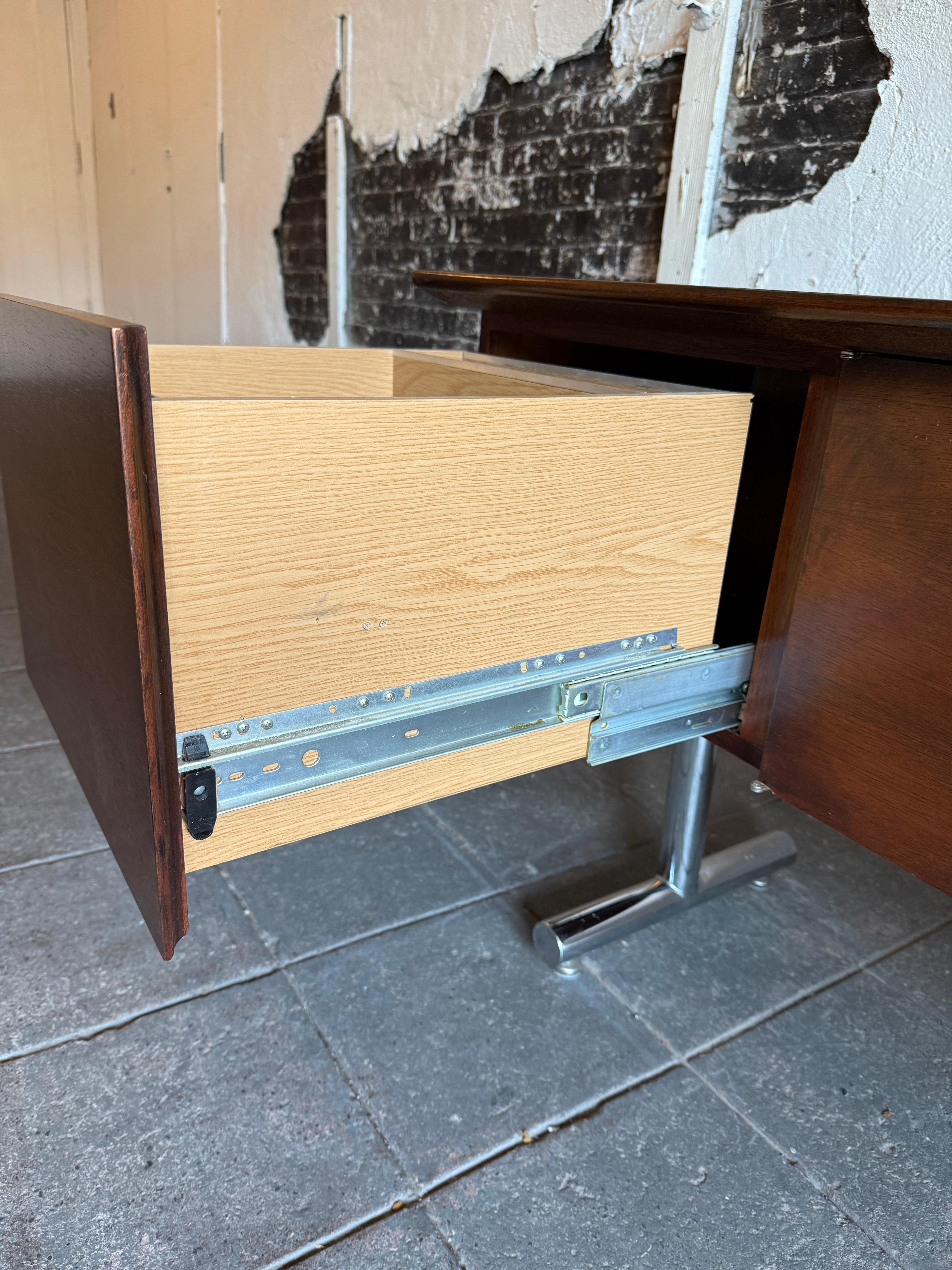 Credenza galleggiante di metà secolo in palissandro e cromo a 2 ante e 3 cassetti in vendita 8