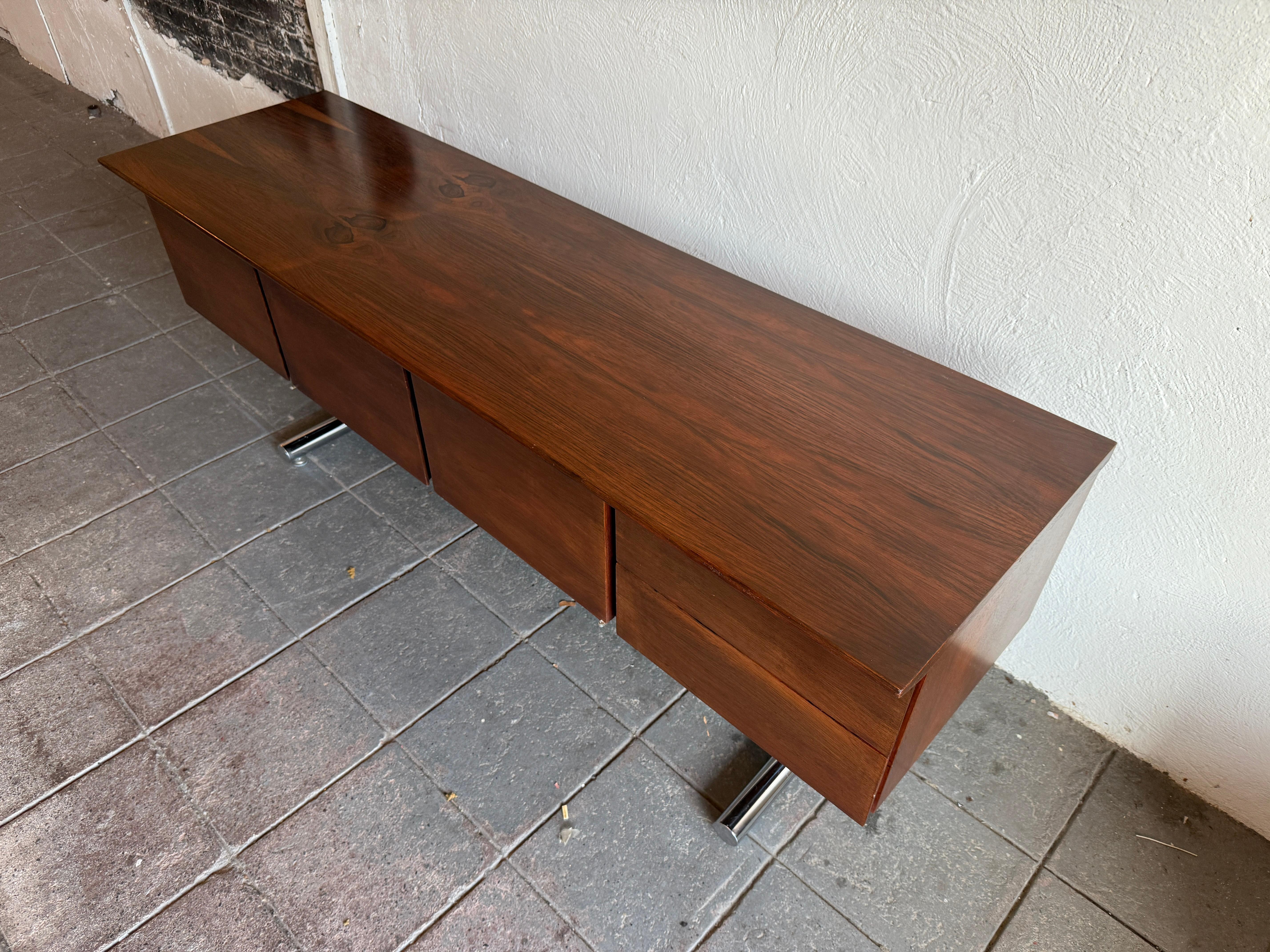 Credenza galleggiante di metà secolo in palissandro e cromo a 2 ante e 3 cassetti in vendita 9