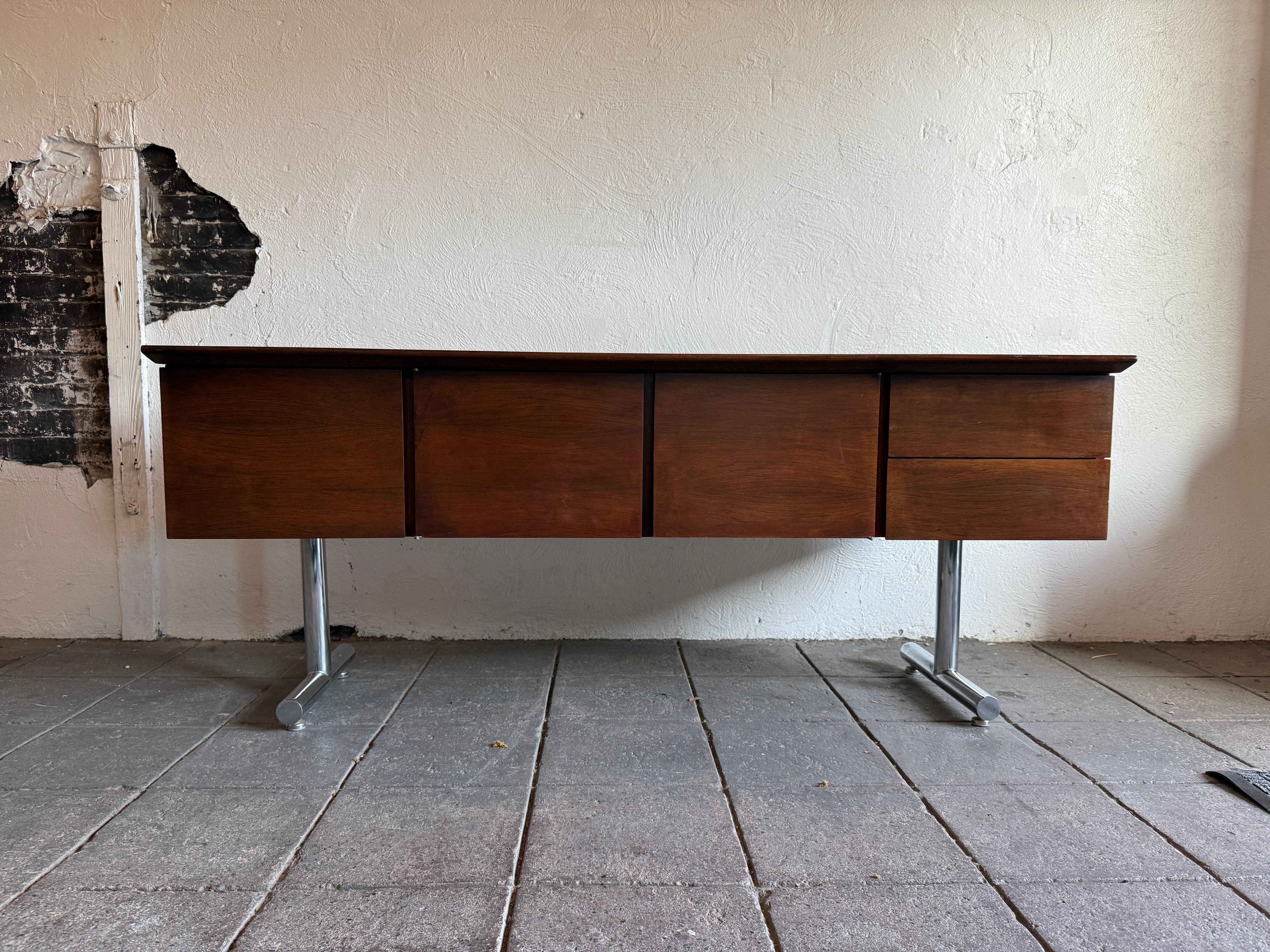 Mid-Century moderno Credenza galleggiante di metà secolo in palissandro e cromo a 2 ante e 3 cassetti in vendita