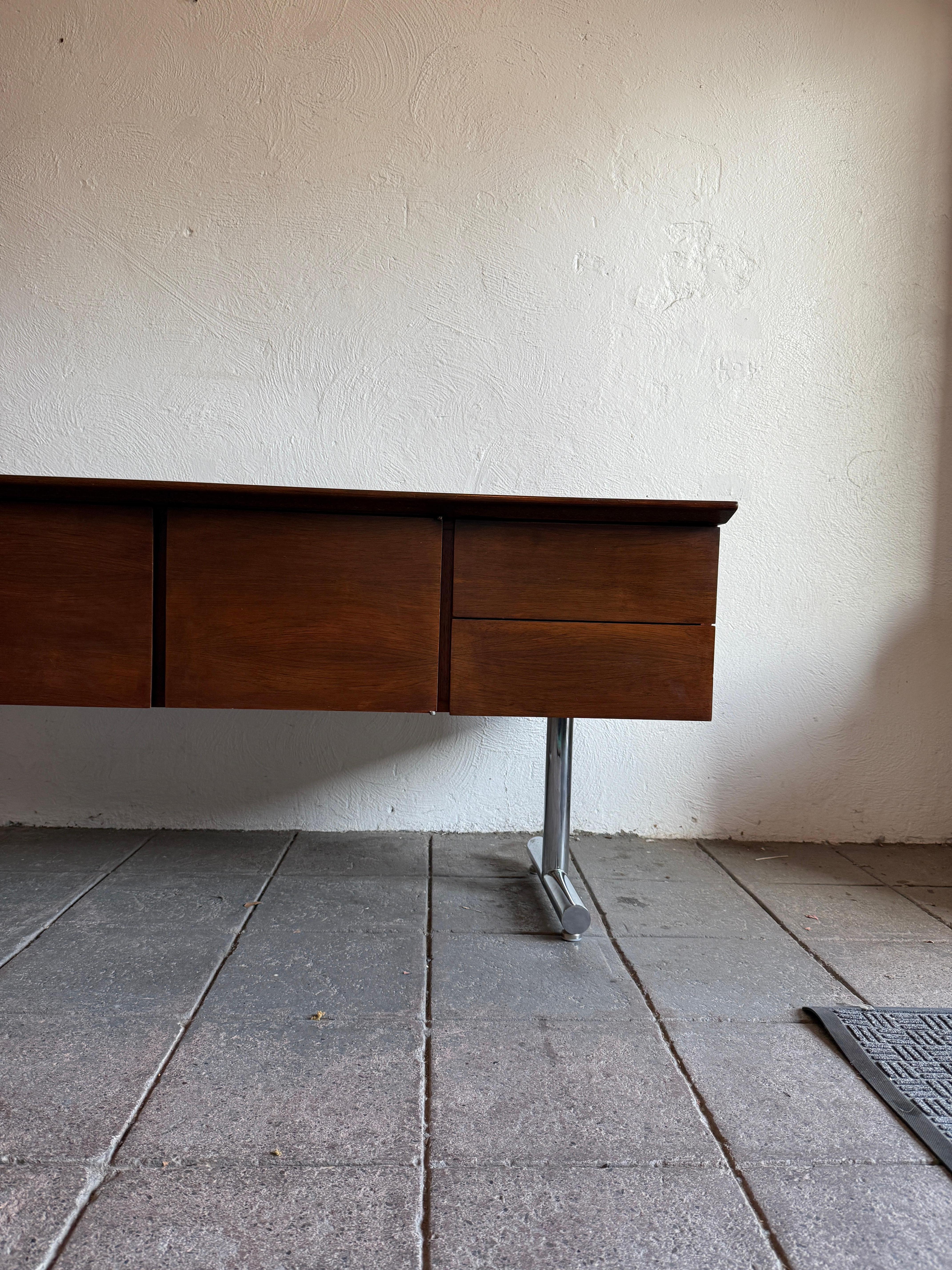 Americano Credenza galleggiante di metà secolo in palissandro e cromo a 2 ante e 3 cassetti in vendita