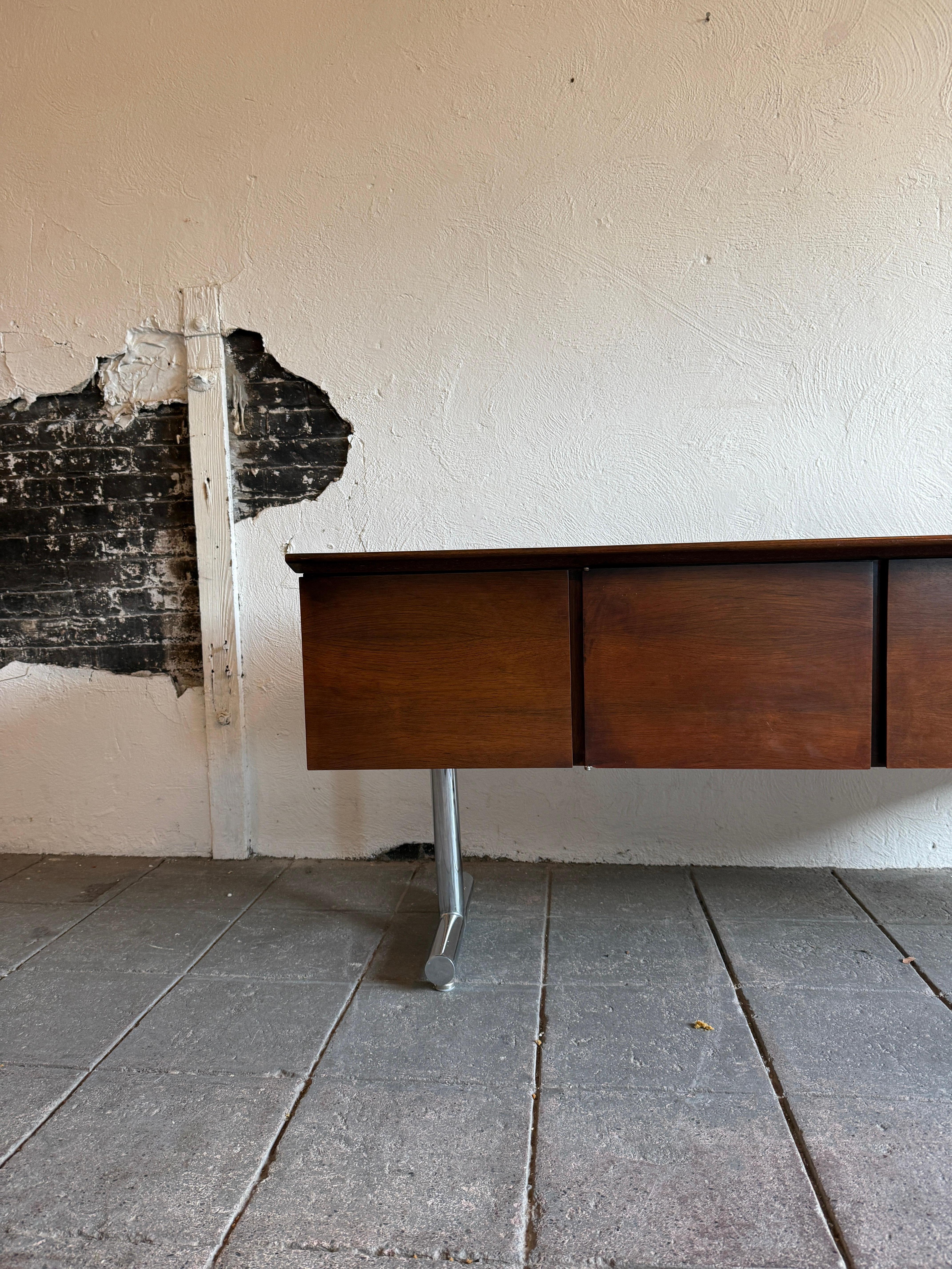 Falegnameria Credenza galleggiante di metà secolo in palissandro e cromo a 2 ante e 3 cassetti in vendita