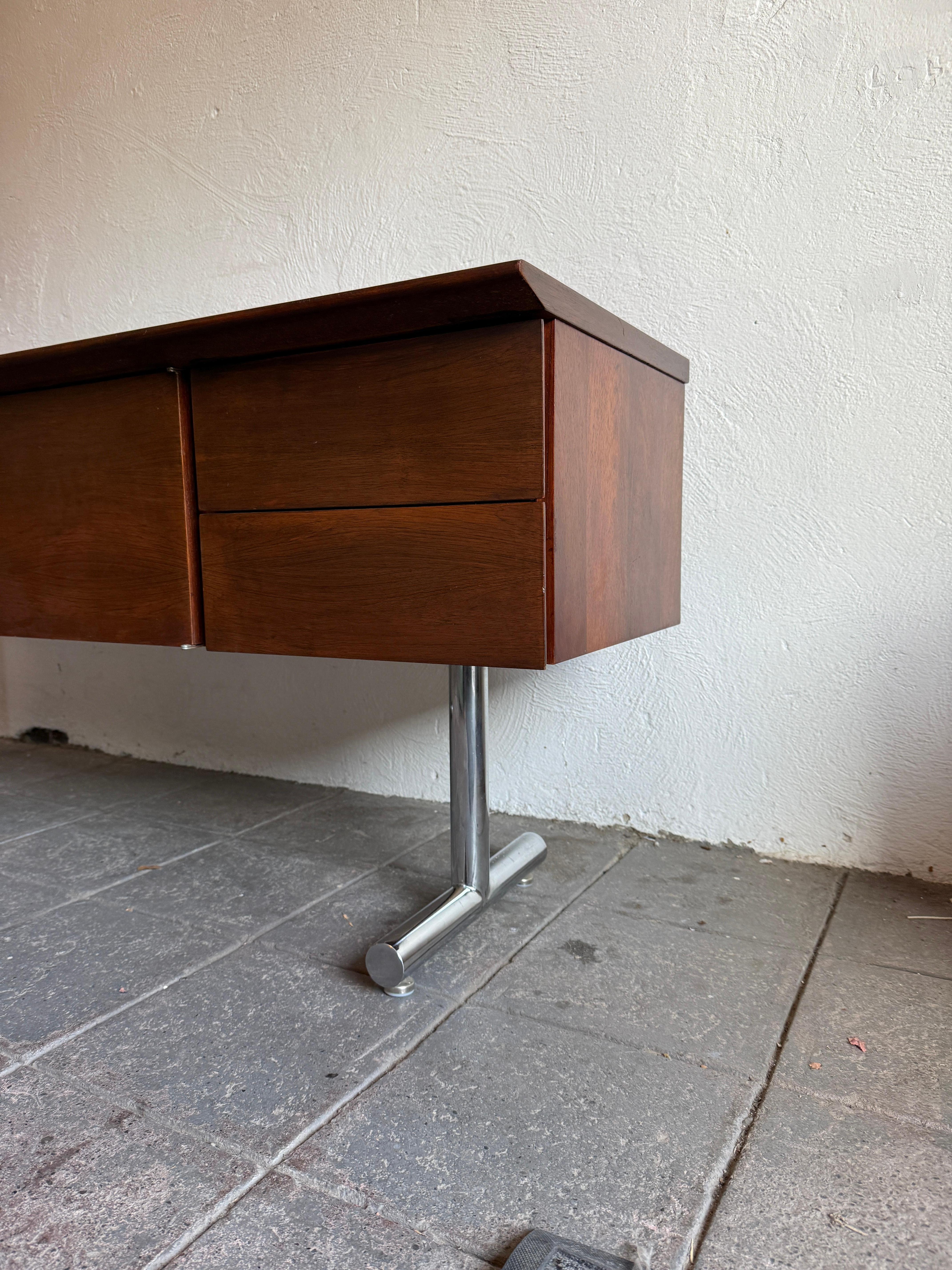 Credenza galleggiante di metà secolo in palissandro e cromo a 2 ante e 3 cassetti In condizioni buone in vendita a Brooklyn, NY
