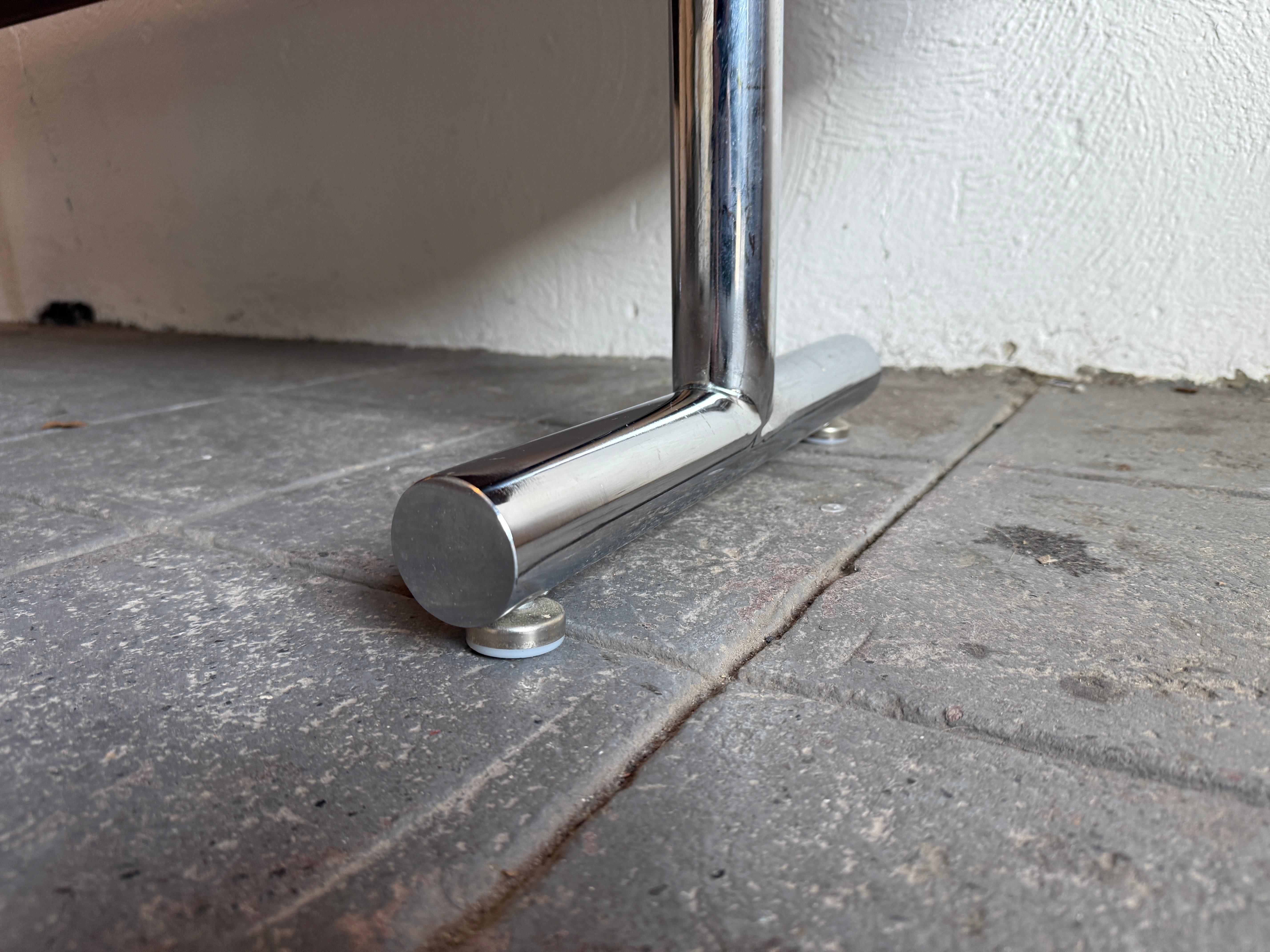 Fine XX secolo Credenza galleggiante di metà secolo in palissandro e cromo a 2 ante e 3 cassetti in vendita