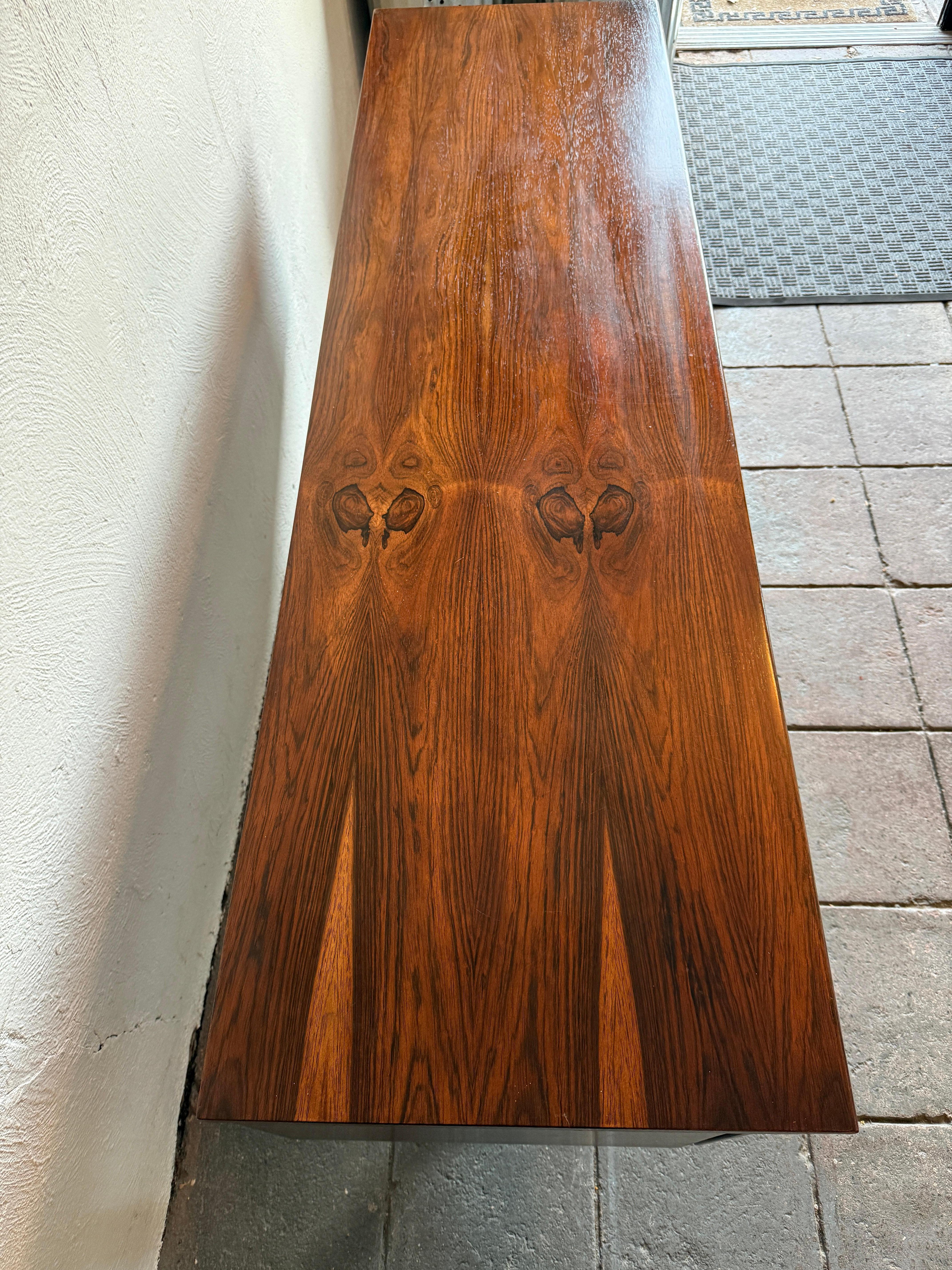 Cromo Credenza galleggiante di metà secolo in palissandro e cromo a 2 ante e 3 cassetti in vendita
