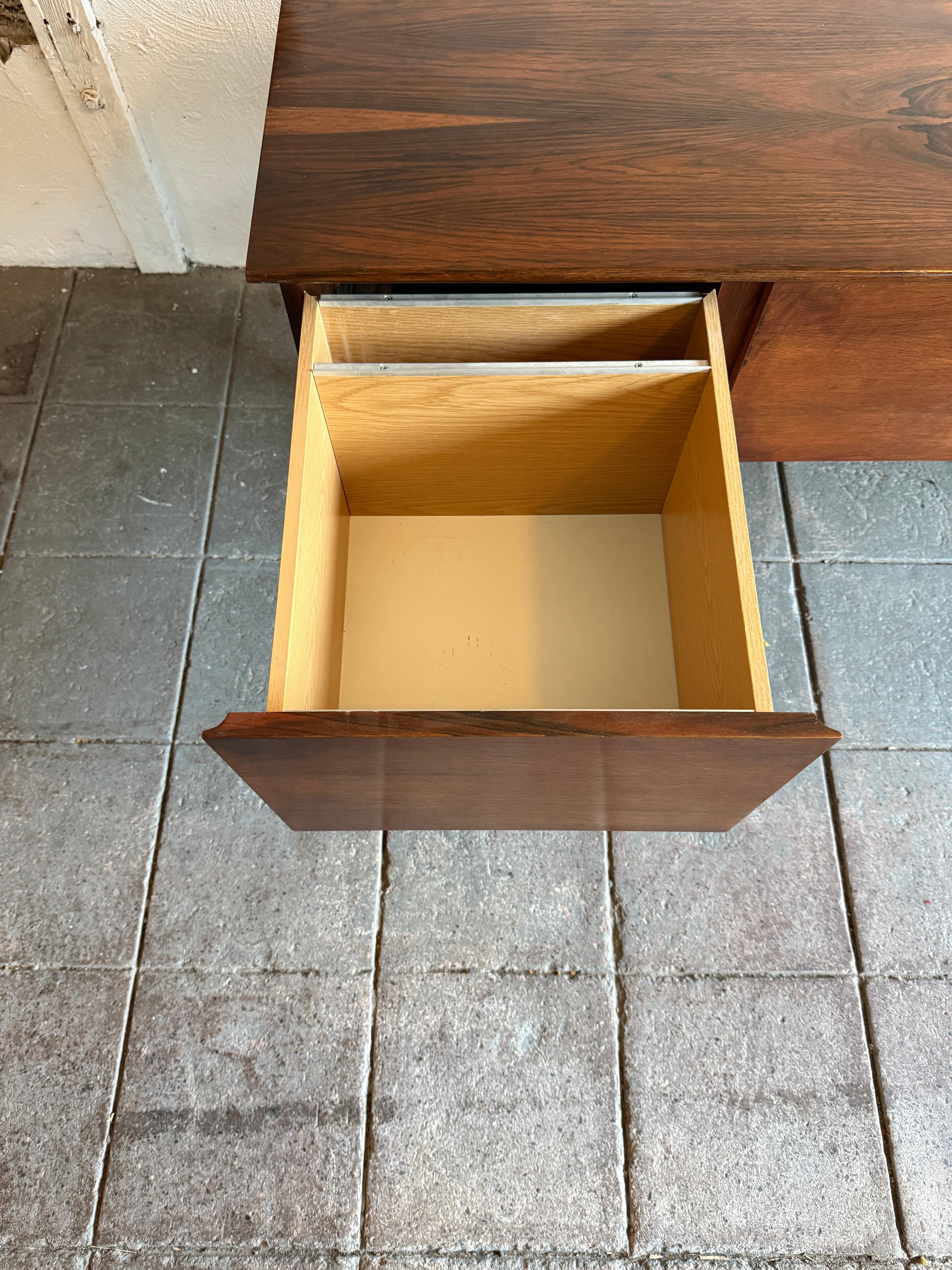 Credenza galleggiante di metà secolo in palissandro e cromo a 2 ante e 3 cassetti in vendita 1