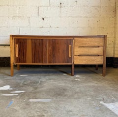 Credenza de mediados de siglo de palisandro y madera de palma