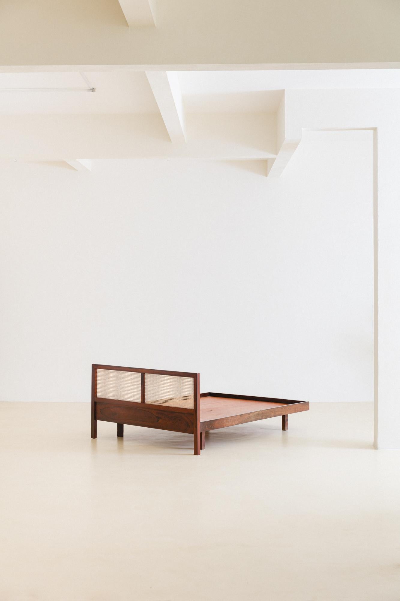 In the 1960s in Brazil, furniture with modern design gained more space within the intimate areas of homes, especially bedrooms. The architecture and decoration magazines started to show more projects of these environments, and we also see more types