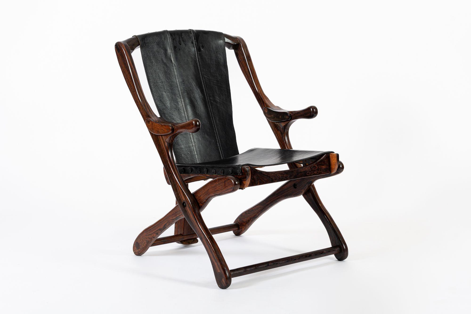 This vintage mid century modern armchair was designed in the 1950s by Don Shoemaker and produced by Señal, S.A., Mexico circa 1960. A leading mid century Mexican modernist, Shoemaker’s pieces feature biomorphic shapes and exotic woods designed with