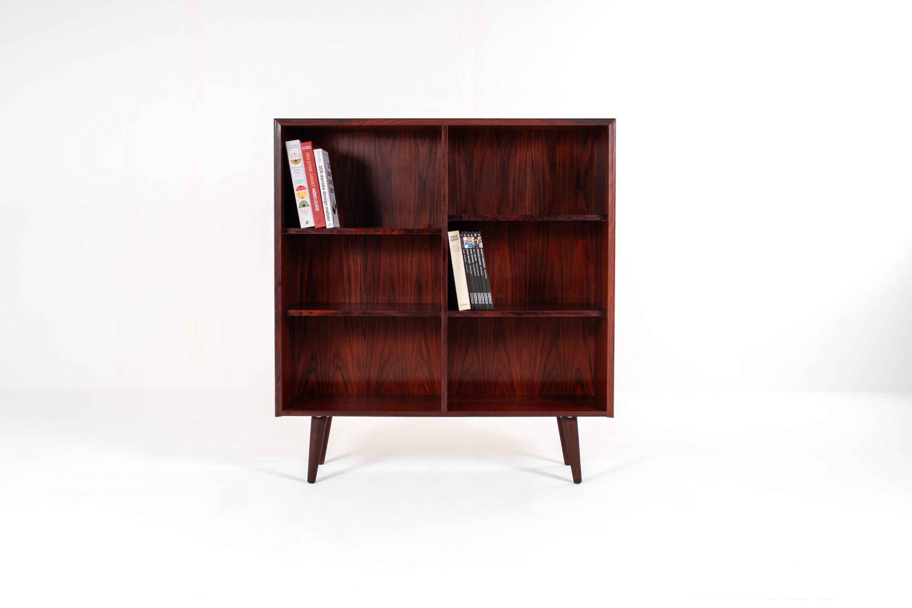 Elegante libreria danese della metà del secolo scorso in impiallacciatura di palissandro riccamente venato, risalente agli anni '60.
Il pezzo presenta un design equilibrato e minimale con quattro scomparti aperti e ripiani regolabili, che offrono un