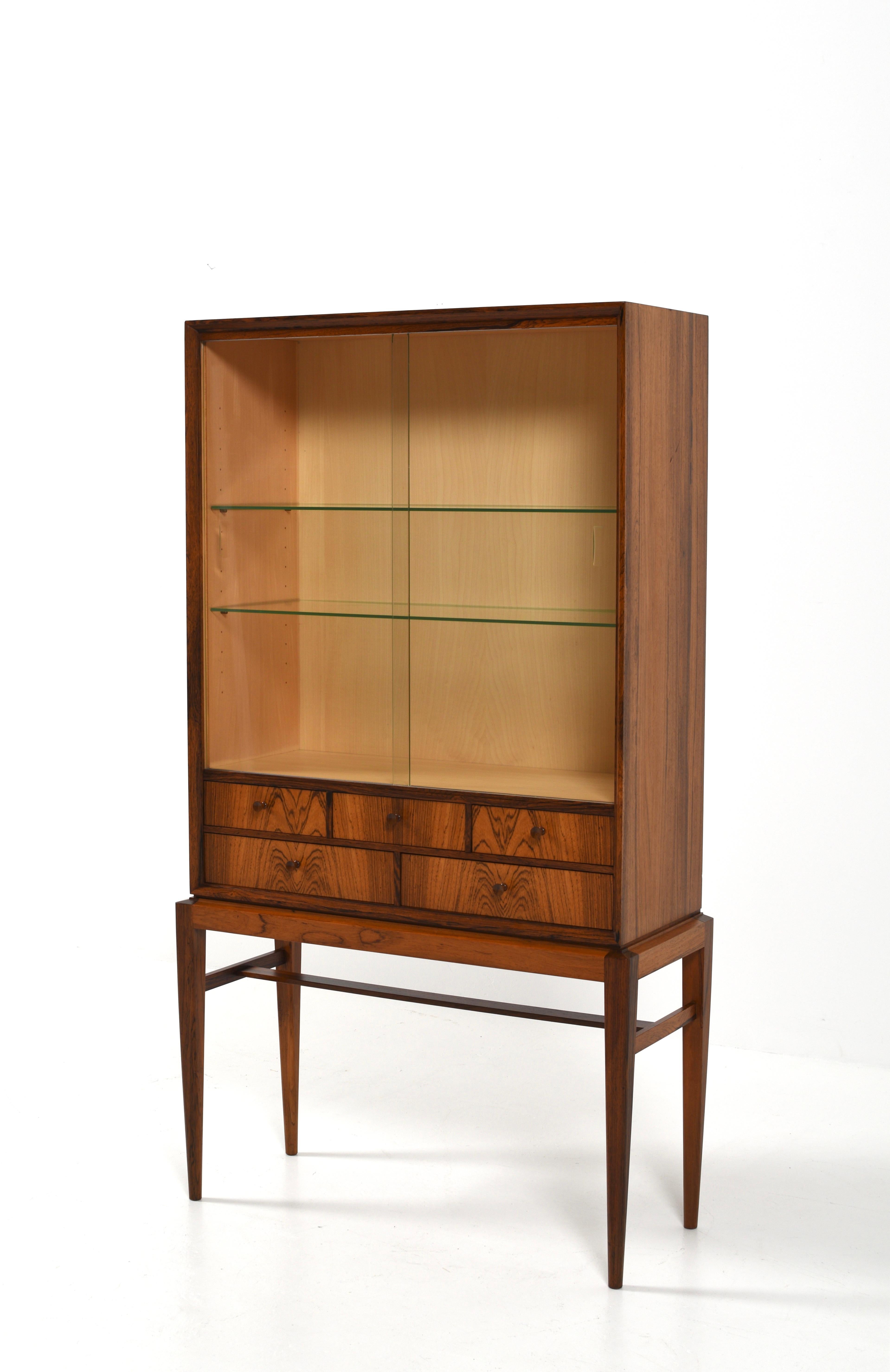 Armoire moderne du milieu du siècle conçue par Svante Skogh pour Design/One Möbelfabrik de la série Cortina dans les années 1960. Fabriquée en bois de rose richement grainé, cette armoire suédoise illustre les lignes architecturales épurées et le