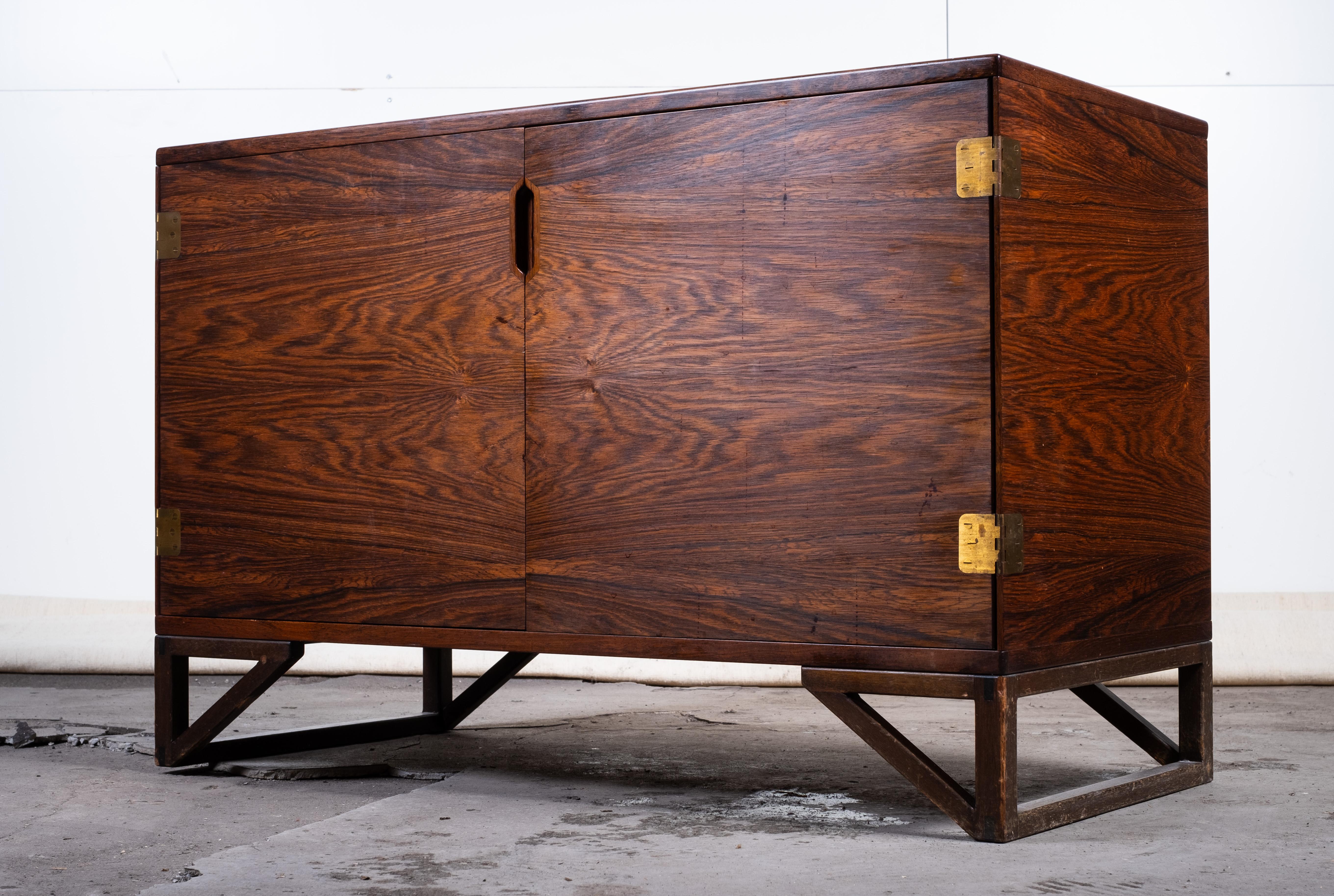 Mid-Century moderno Armadietto in palissandro di metà secolo di Svend Langkilde per Illum Bolighus, anni '60 in vendita