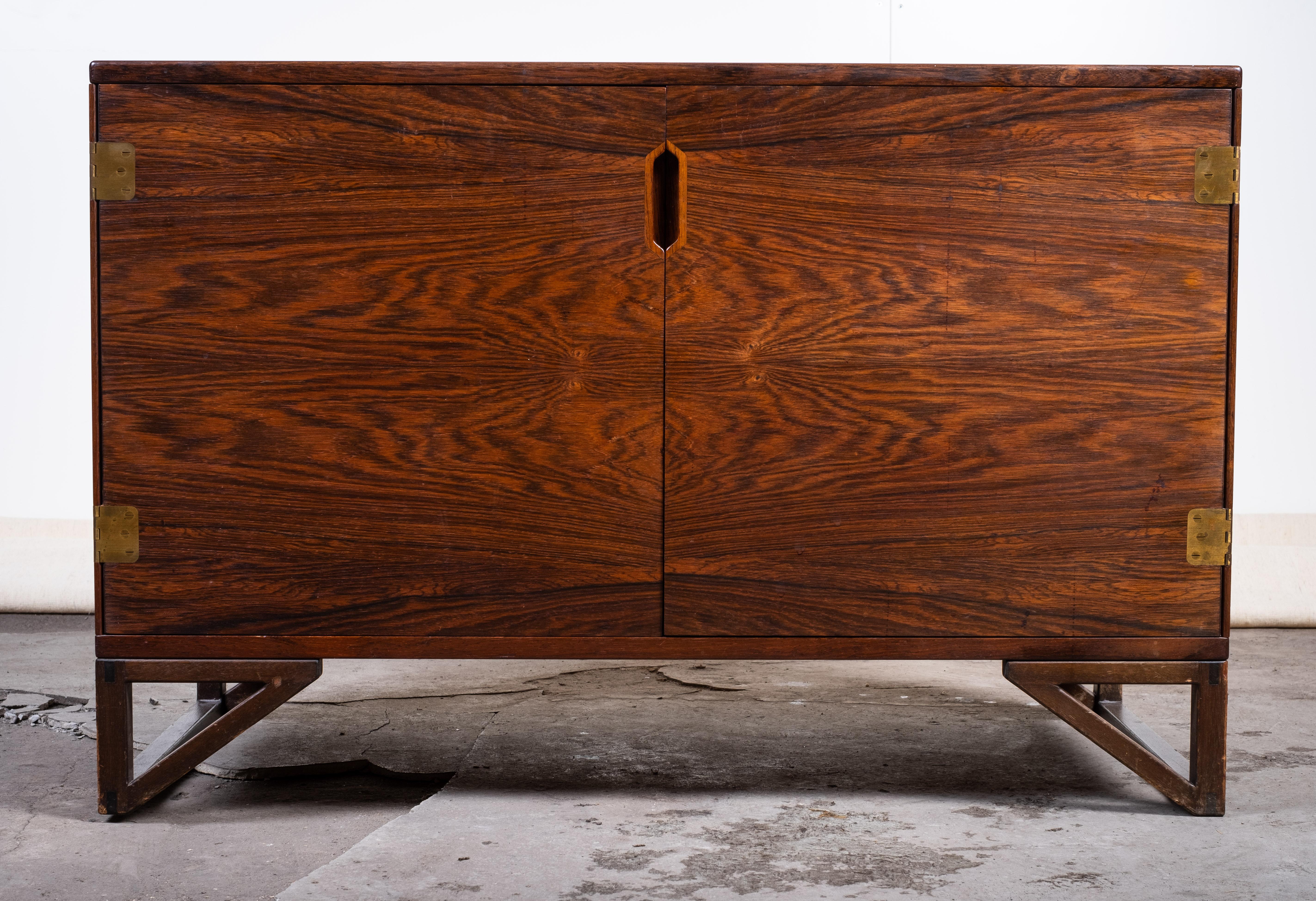 Armadietto in palissandro di metà secolo di Svend Langkilde per Illum Bolighus, anni '60 In condizioni buone in vendita a Nørre Aaby, DK