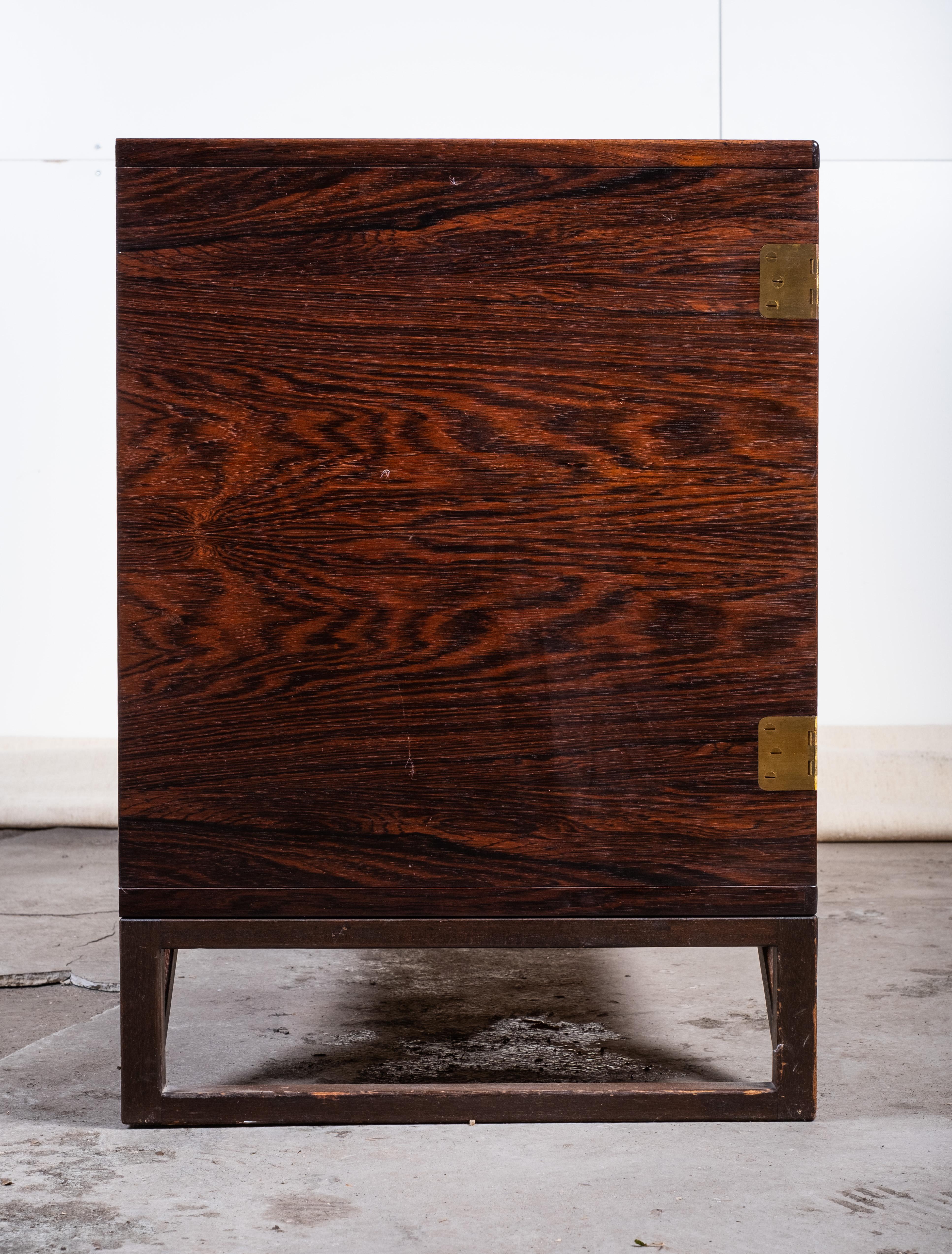 Ottone Armadietto in palissandro di metà secolo di Svend Langkilde per Illum Bolighus, anni '60 in vendita