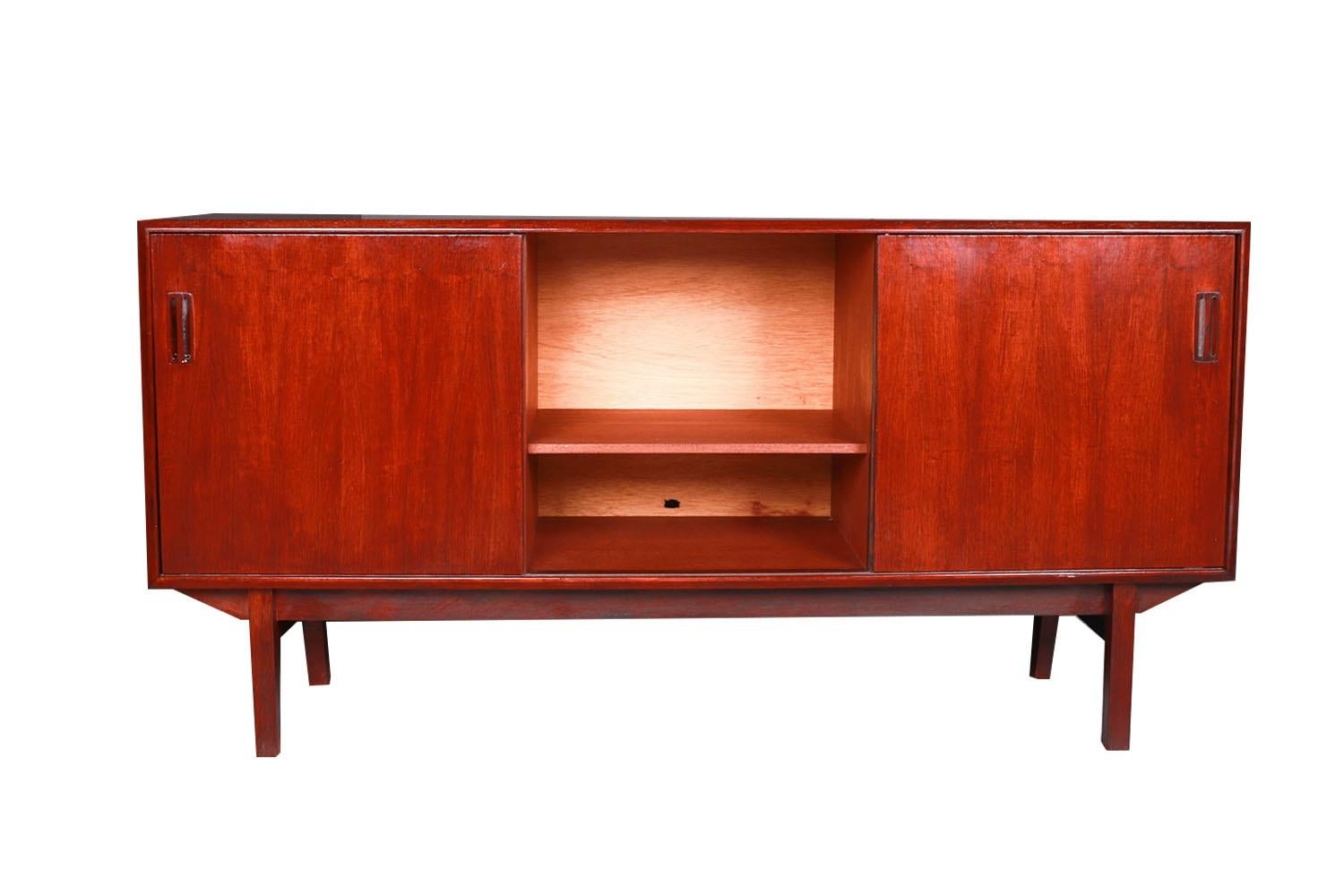Mid Century Rosewood Canadian Credenza Dresser In Good Condition In Baltimore, MD
