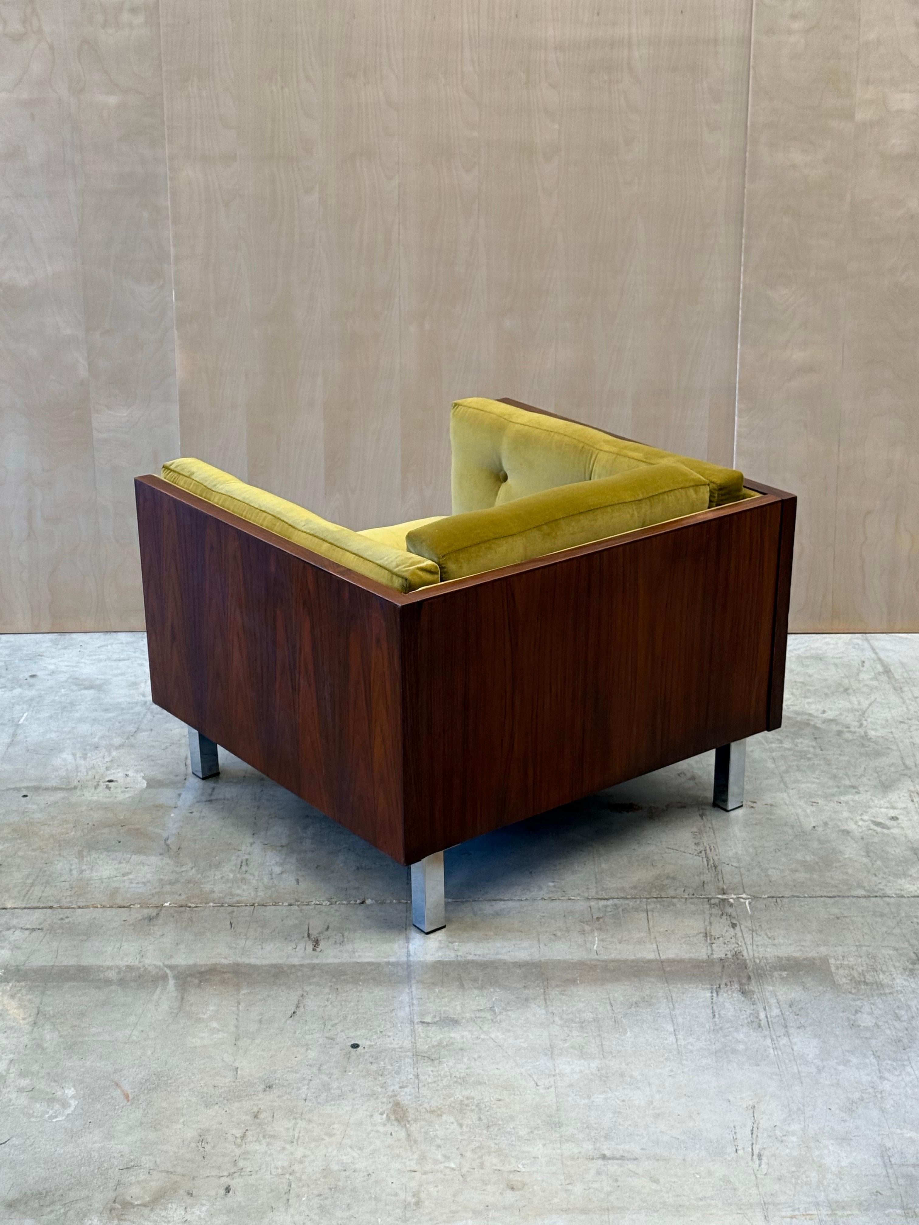 salotto a valigetta id-centrico disegnato da Jydsk Møbelvaerk, realizzato in Danimarca circa negli anni '60. Questo salotto è rivestito con il nostro legno preferito, il palissandro. Lo schienale e i fianchi sono avvolti da ricche venature di legno