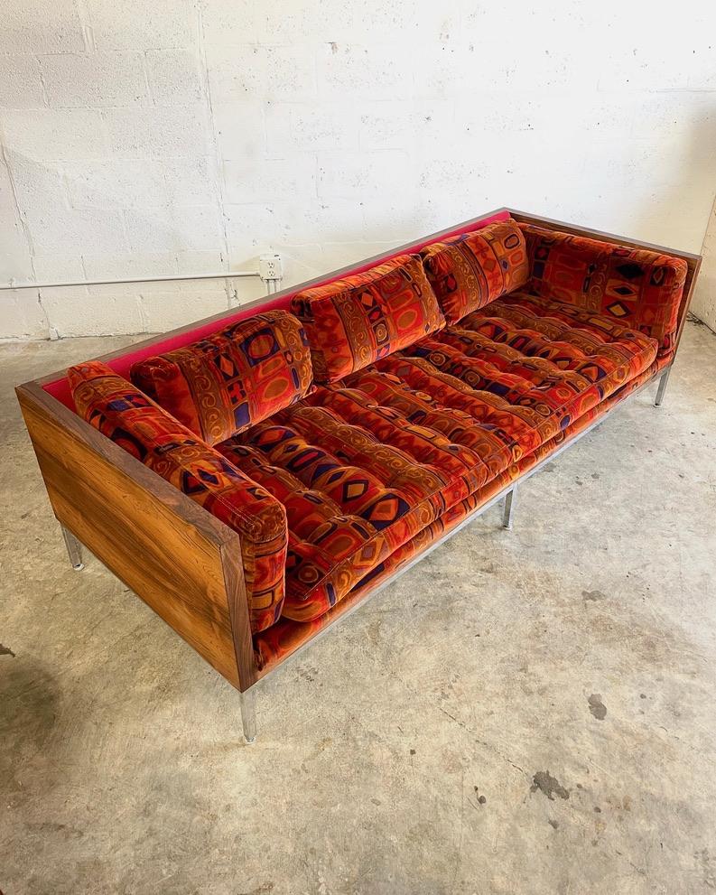 Divano in legno di palissandro della metà del secolo scorso con tessuto originale Jack Lenor Larsen. Base cromata. Tutti i cuscini si tolgono. 85w 34d 24h 15.5seduta