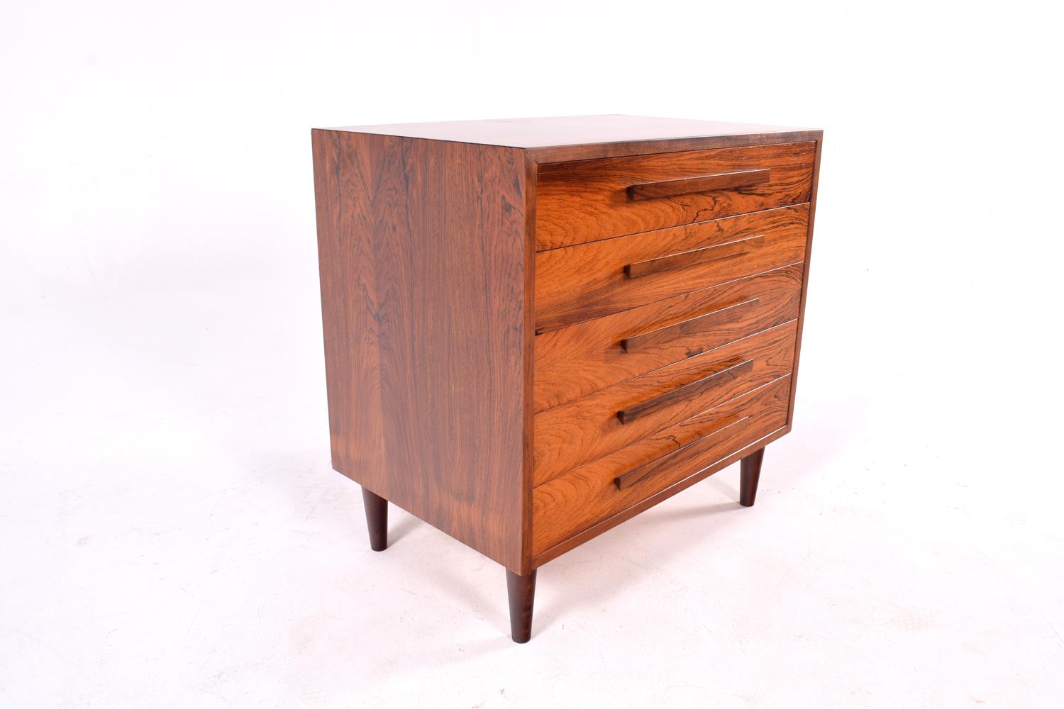 Exquisite 1960s rosewood chest of drawers with five drawers in bookmatched rosewood veneer.