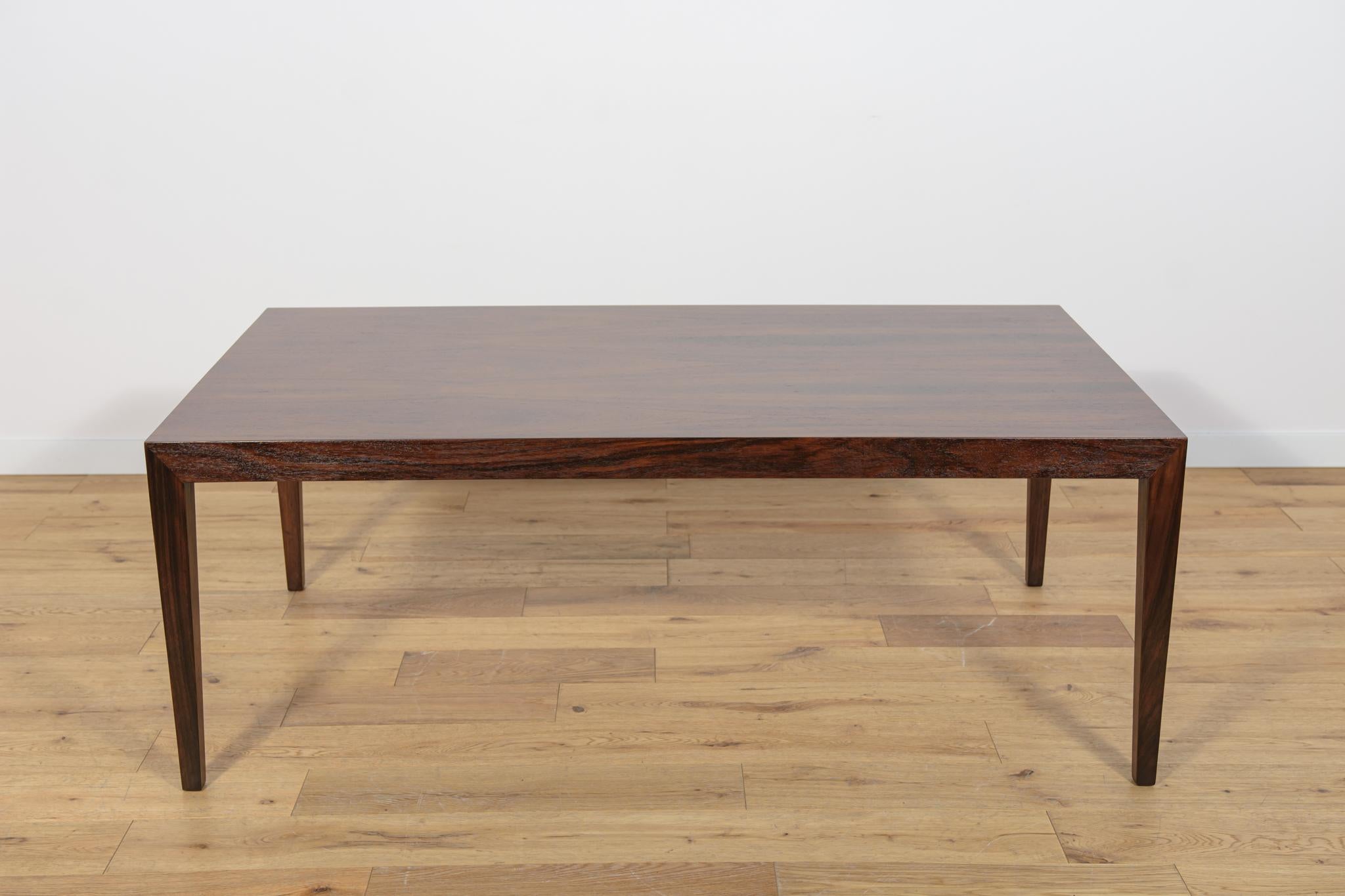Cette table basse danoise du milieu du siècle a été conçue par Severin Hansen et fabriquée par Haslev Møbelsnedkeri. Table basse en bois de rose. L'ancienne surface a été nettoyée, peinte avec de la teinture de bois de rose et finie avec une laque