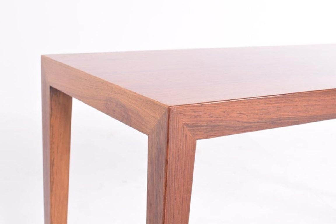 Cette table minimaliste, conçue par Severin Hansen, respire l'élégance et la simplicité. Il est recouvert d'un placage de bois de rose qui met en valeur la beauté naturelle du bois avec ses tons riches et chauds et ses veinures distinctives. Le
