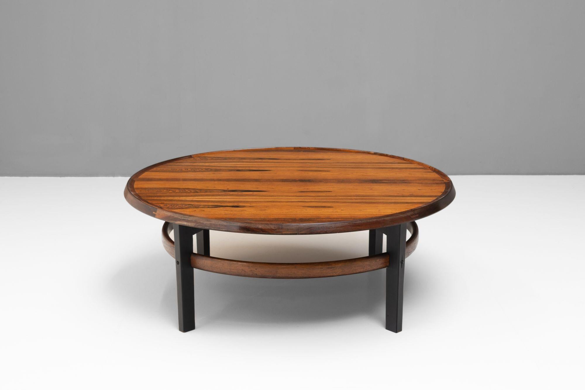 Grande table basse du milieu du siècle en bois de rose avec des pieds en pin peints plus tard. Le plateau de la table est un peu décoloré.
K.K. vers 1960.
H 40cm x L 110cm x P 110cm
Veuillez nous contacter pour obtenir un devis d'expédition précis.